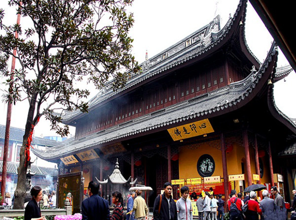 เหลือบศาสนาออกหากิน!! หลวงจีนมหาภัยเนียนจัดฉาก "สวดมนต์สะเดาะเคราะห์" ตุ๋นเงินอาม่าจนเปื่อย ... ก่อนโดนตำรวจรวบยกแก๊ง!!