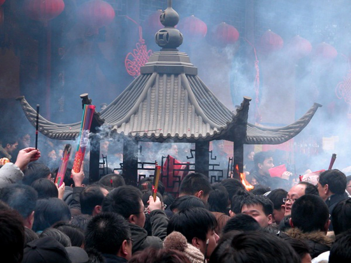 เหลือบศาสนาออกหากิน!! หลวงจีนมหาภัยเนียนจัดฉาก "สวดมนต์สะเดาะเคราะห์" ตุ๋นเงินอาม่าจนเปื่อย ... ก่อนโดนตำรวจรวบยกแก๊ง!!