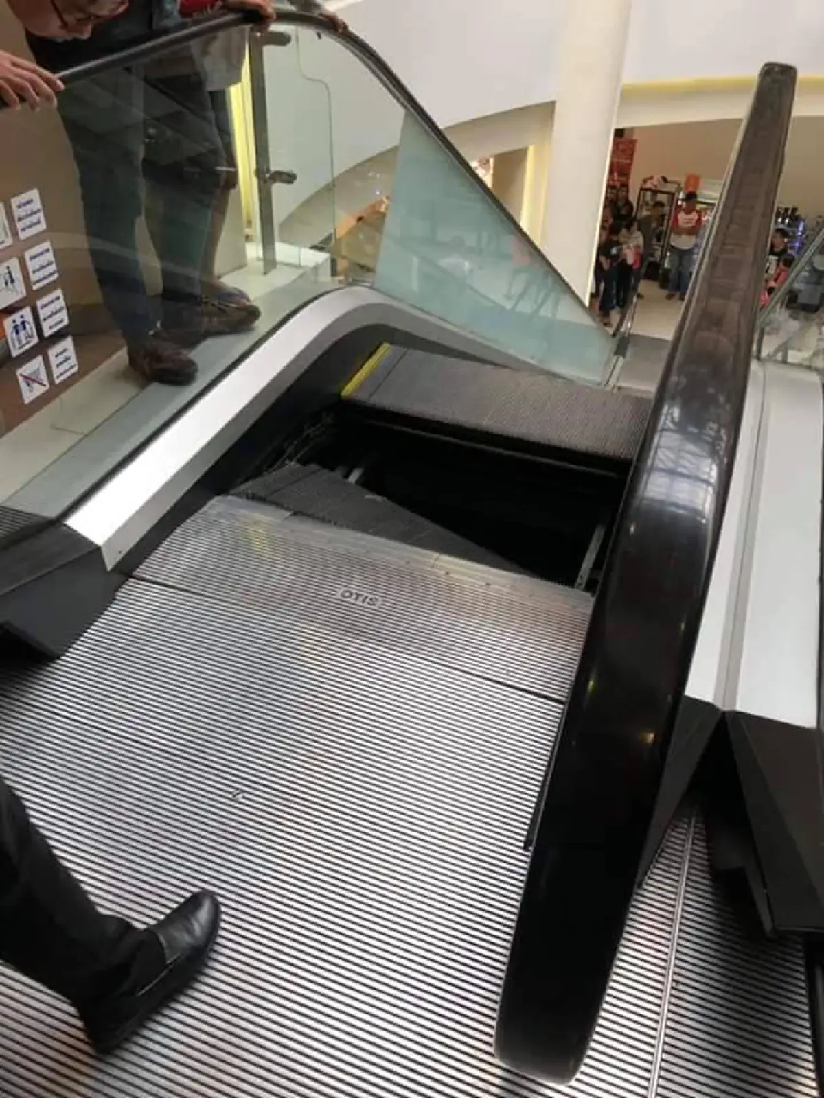 วินาทีบันไดเลื่อนห้างดังกลางเมืองคอน พังถล่ม คนหนีจ้าละหวั่น