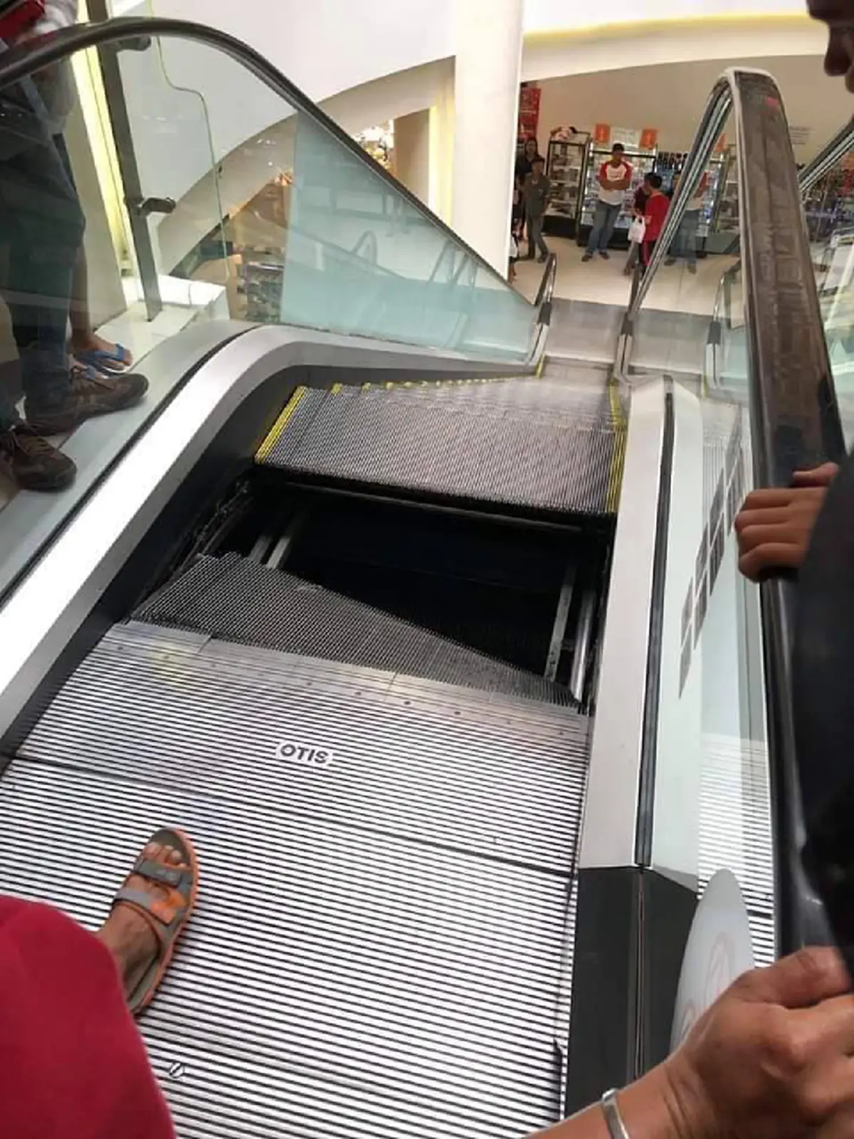 วินาทีบันไดเลื่อนห้างดังกลางเมืองคอน พังถล่ม คนหนีจ้าละหวั่น