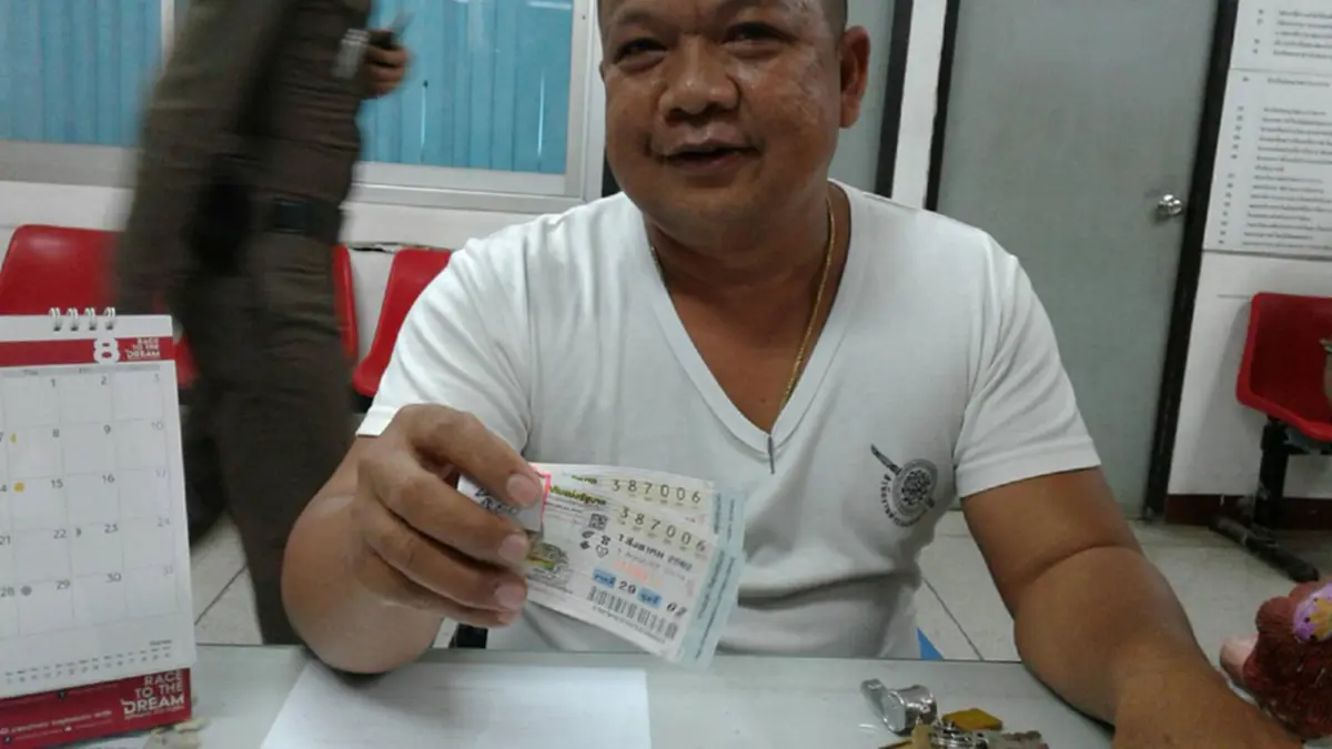 ชาวท่าตะโกดวงเฮง ถูกรางวัลที่ 1 ทั้งหมด 3 ราย รวมทั้งสิ้น 30 ล้านบาท