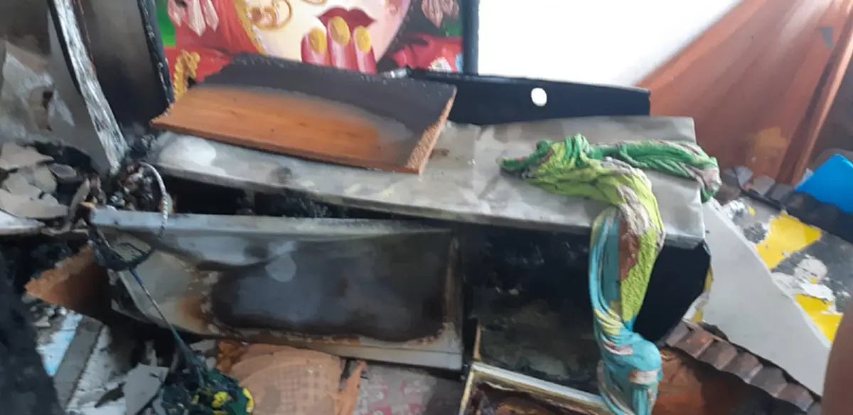 เกิดไฟไหม้บ้านพักชาวบ้าน จนท.ช่วยดับทันก่อนวอดทั้งหลัง