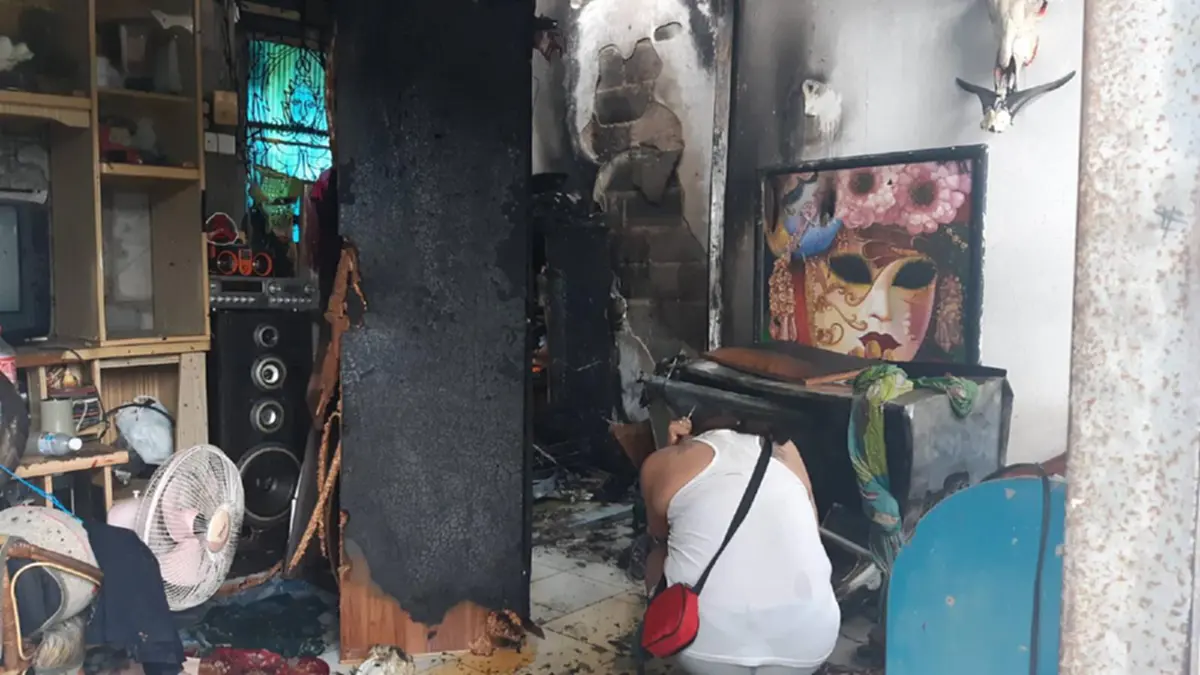 เกิดไฟไหม้บ้านพักชาวบ้าน จนท.ช่วยดับทันก่อนวอดทั้งหลัง