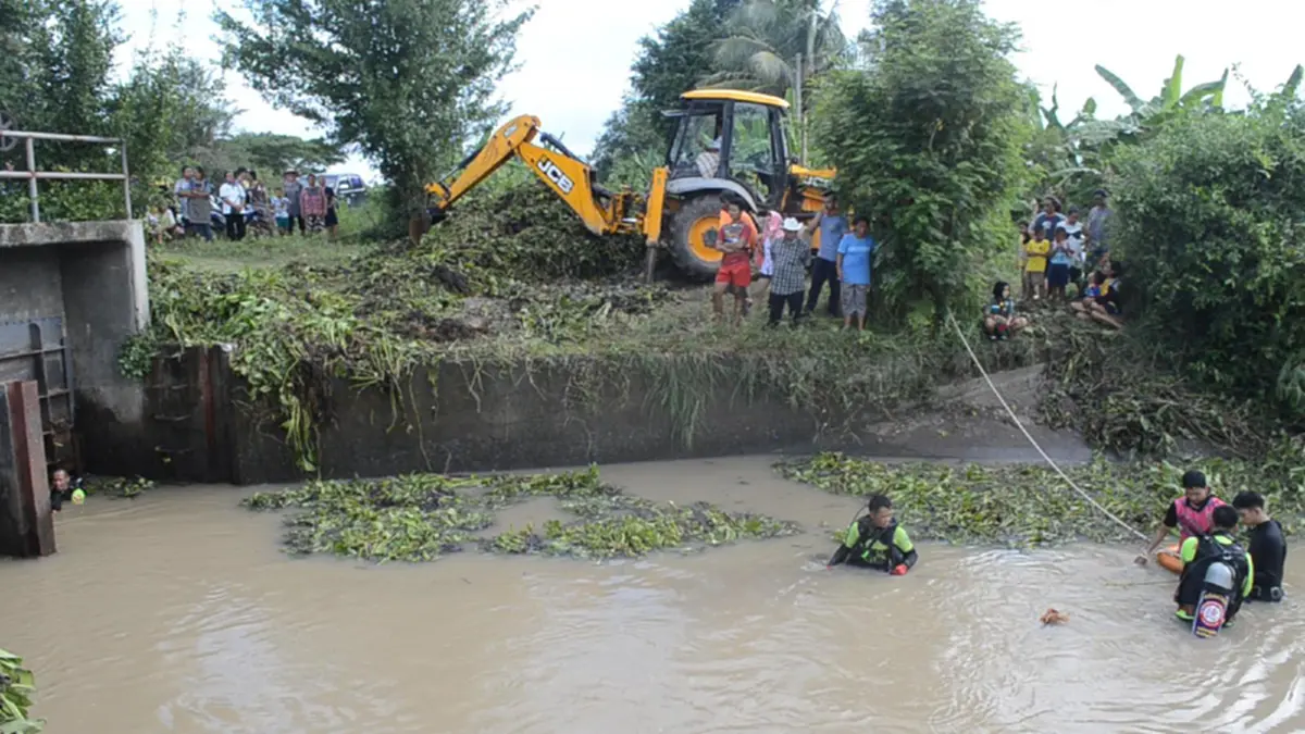 หนุ่มชลประทาน ยอมเสี่ยงชีวิต ลงน้ำไปเอาผักตบชวาออก เพื่อเปิดทางน้ำ แต่สุดท้ายโดนกระแสน้ำดูดจมหาย