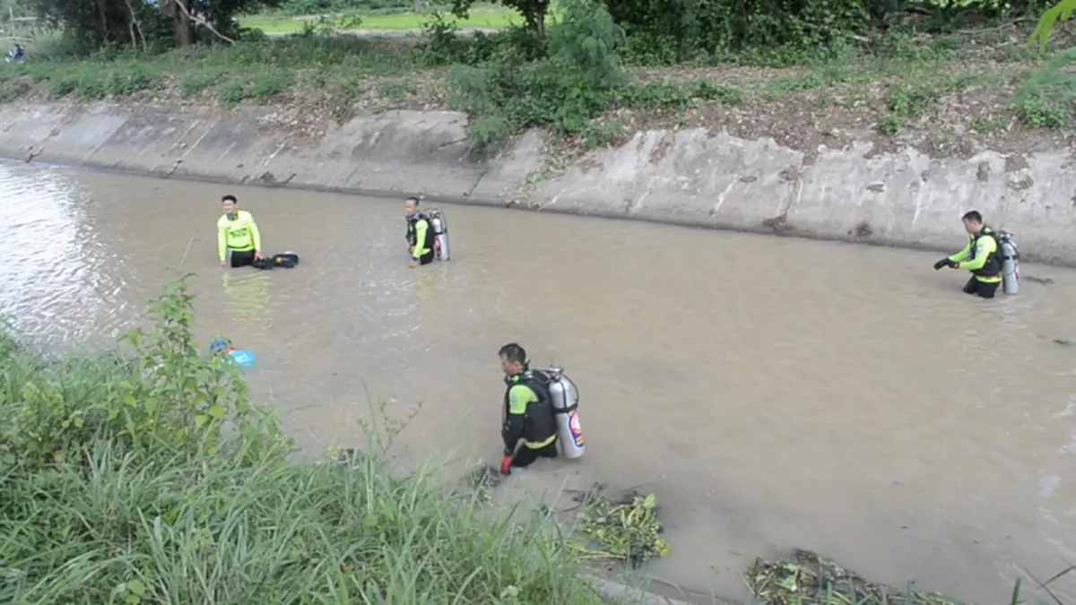 หนุ่มชลประทาน ยอมเสี่ยงชีวิต ลงน้ำไปเอาผักตบชวาออก เพื่อเปิดทางน้ำ แต่สุดท้ายโดนกระแสน้ำดูดจมหาย