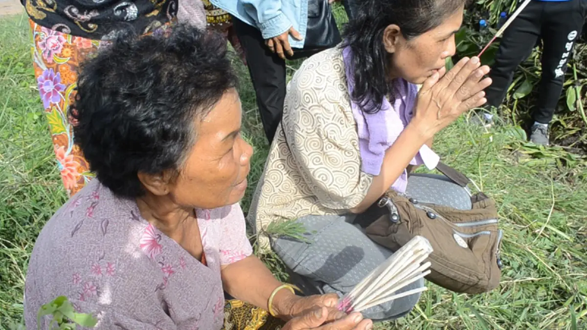 หนุ่มชลประทาน ยอมเสี่ยงชีวิต ลงน้ำไปเอาผักตบชวาออก เพื่อเปิดทางน้ำ แต่สุดท้ายโดนกระแสน้ำดูดจมหาย