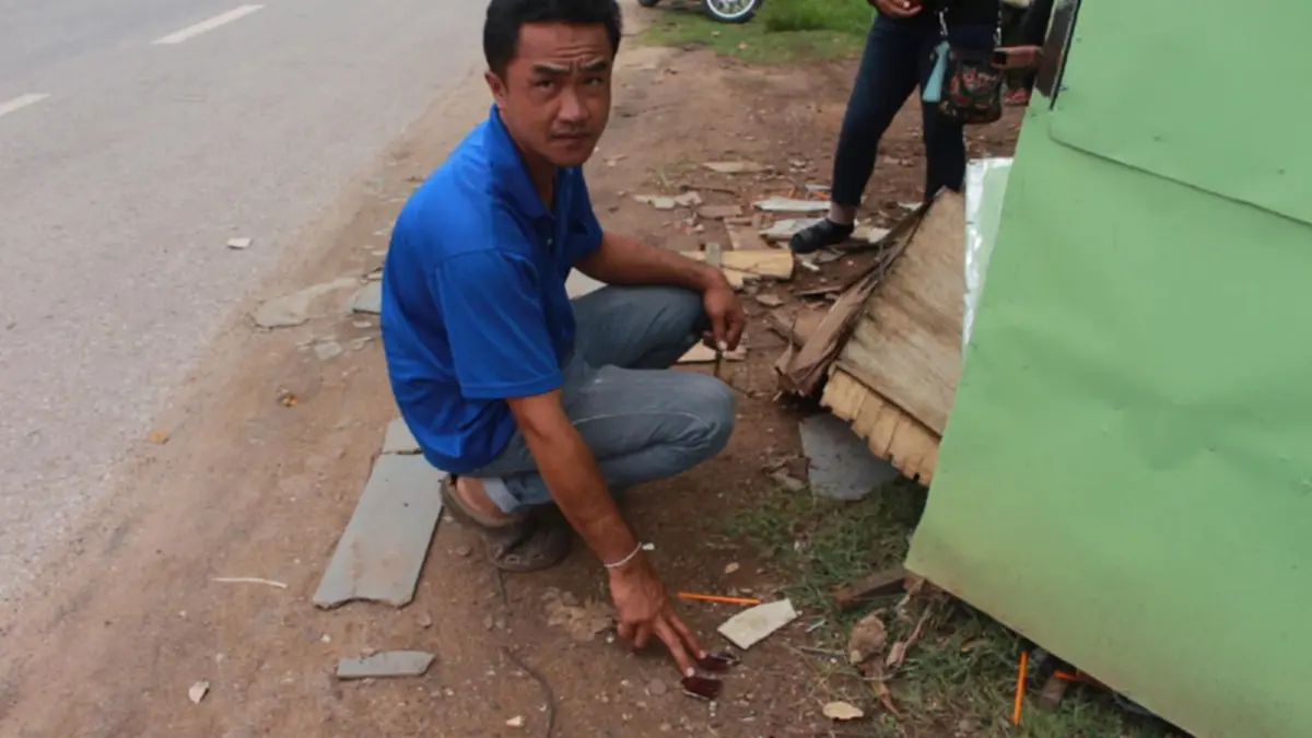 พ่อค้ามะพร้าวน้ำหอม ถึงกับเข่าทรุด ซุ้มร้านขายของ ถูกตีนผีขับรถชนพังเสียหาย