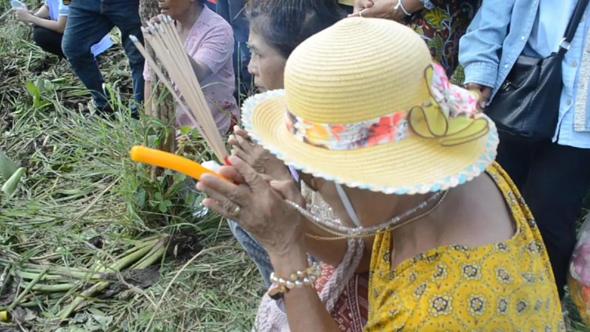 หนุ่มชลประทาน ยอมเสี่ยงชีวิต ลงน้ำไปเอาผักตบชวาออก เพื่อเปิดทางน้ำ แต่สุดท้ายโดนกระแสน้ำดูดจมหาย