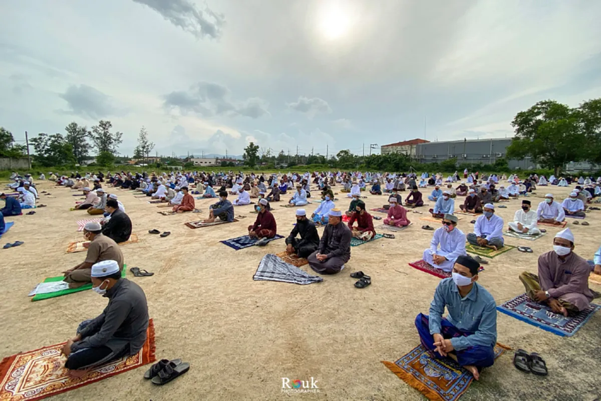 ชาวมุสลิม "บางเทา" พร้อมใจเว้นระยะห่าง นั่งละหมาดในรอบ 2 เดือน กลายเป็นภาพสุดสวยงามเมื่อถ่ายจากมุมสูง