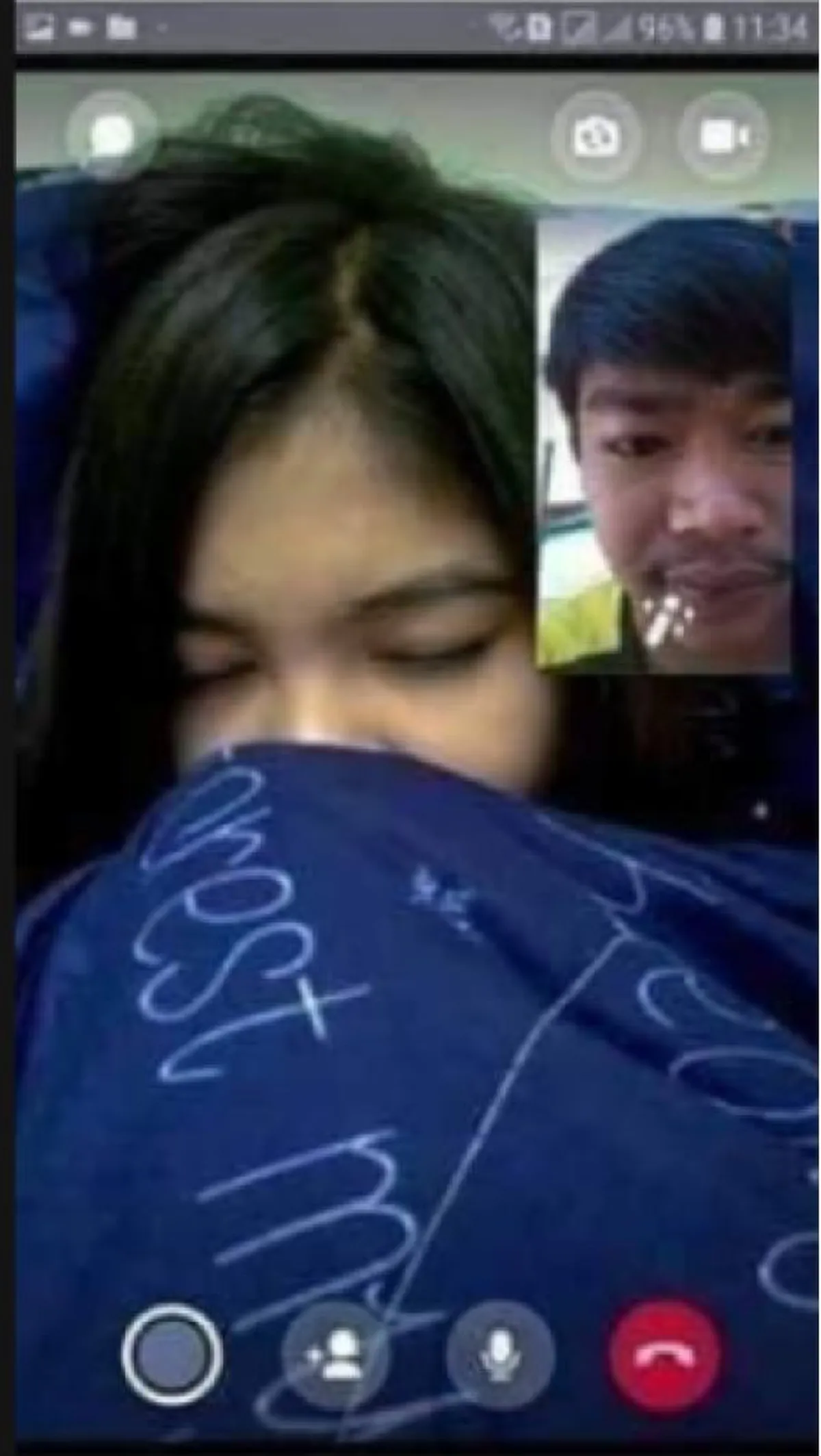 สาวเข้านอน วิดีโอคอลหาแฟนหนุ่ม ก่อนเห็นภาพเบื้องหลัง