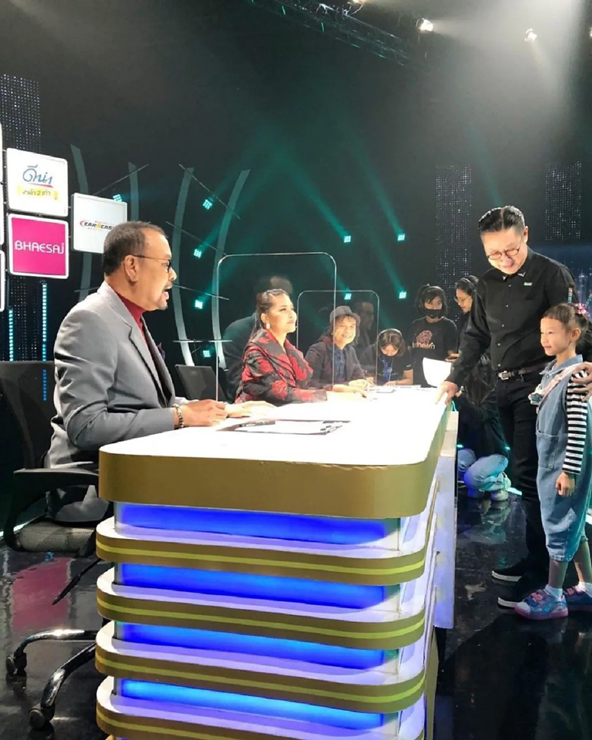 เสี่ยตา ปัญญา จูงมือ น้องน้ำอุ่น หลานรัก ชมอาณาจักรเวิร์คพอยท์