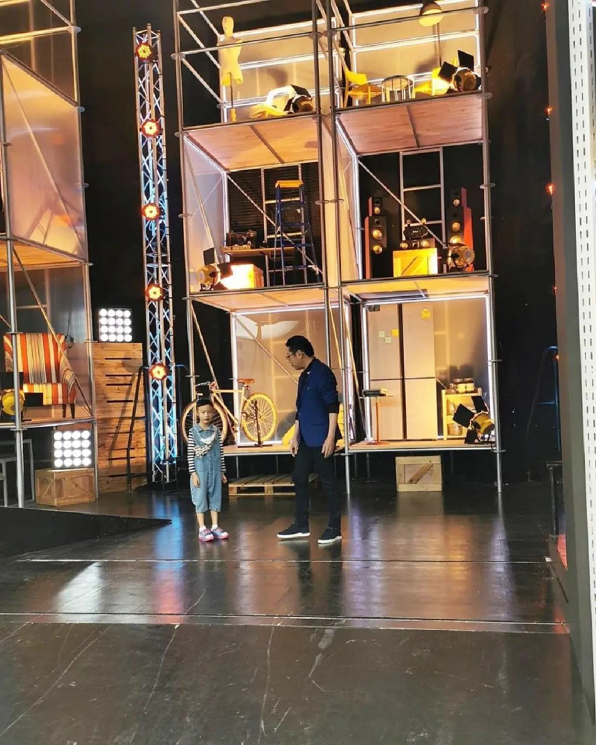 เสี่ยตา ปัญญา จูงมือ น้องน้ำอุ่น หลานรัก ชมอาณาจักรเวิร์คพอยท์