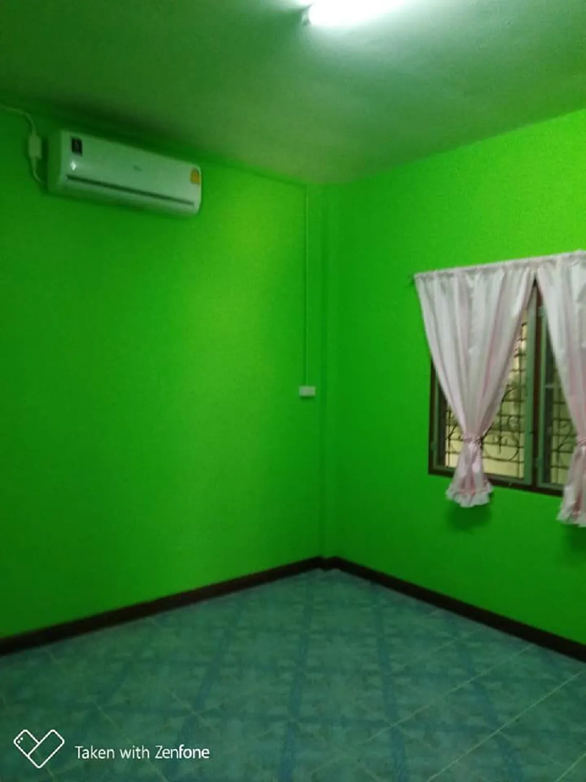 สาวสุดตกใจ สีบ้านหลังที่พ่อแม่เนรมิตให้ ตามใจทุกอย่าง