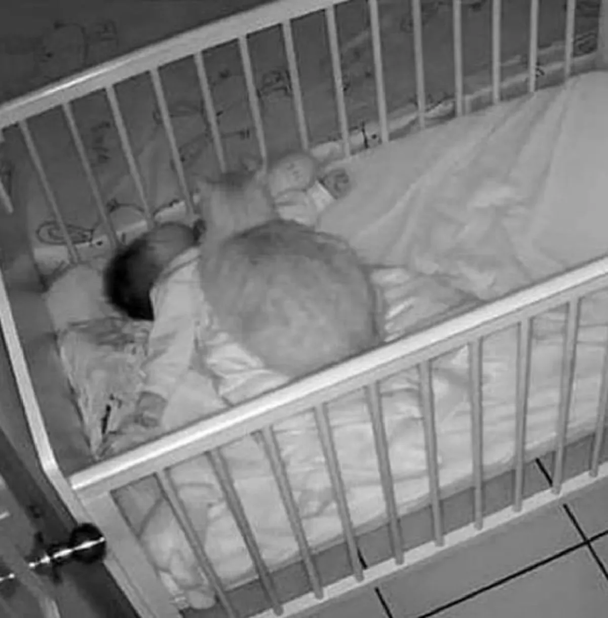 พ่อสงสัยลูกน้อยชอบตื่นมาร้องไห้กลางดึก ก่อนตัดใจเสียเงินติดกล้องวงจรปิด จนพบความจริง