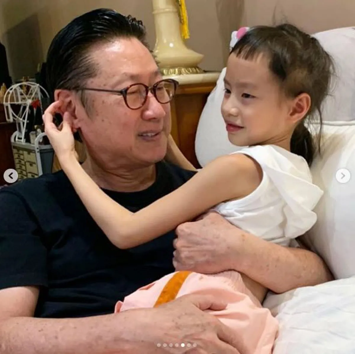 เสี่ยตา ปัญญา จูงมือ น้องน้ำอุ่น หลานรัก ชมอาณาจักรเวิร์คพอยท์