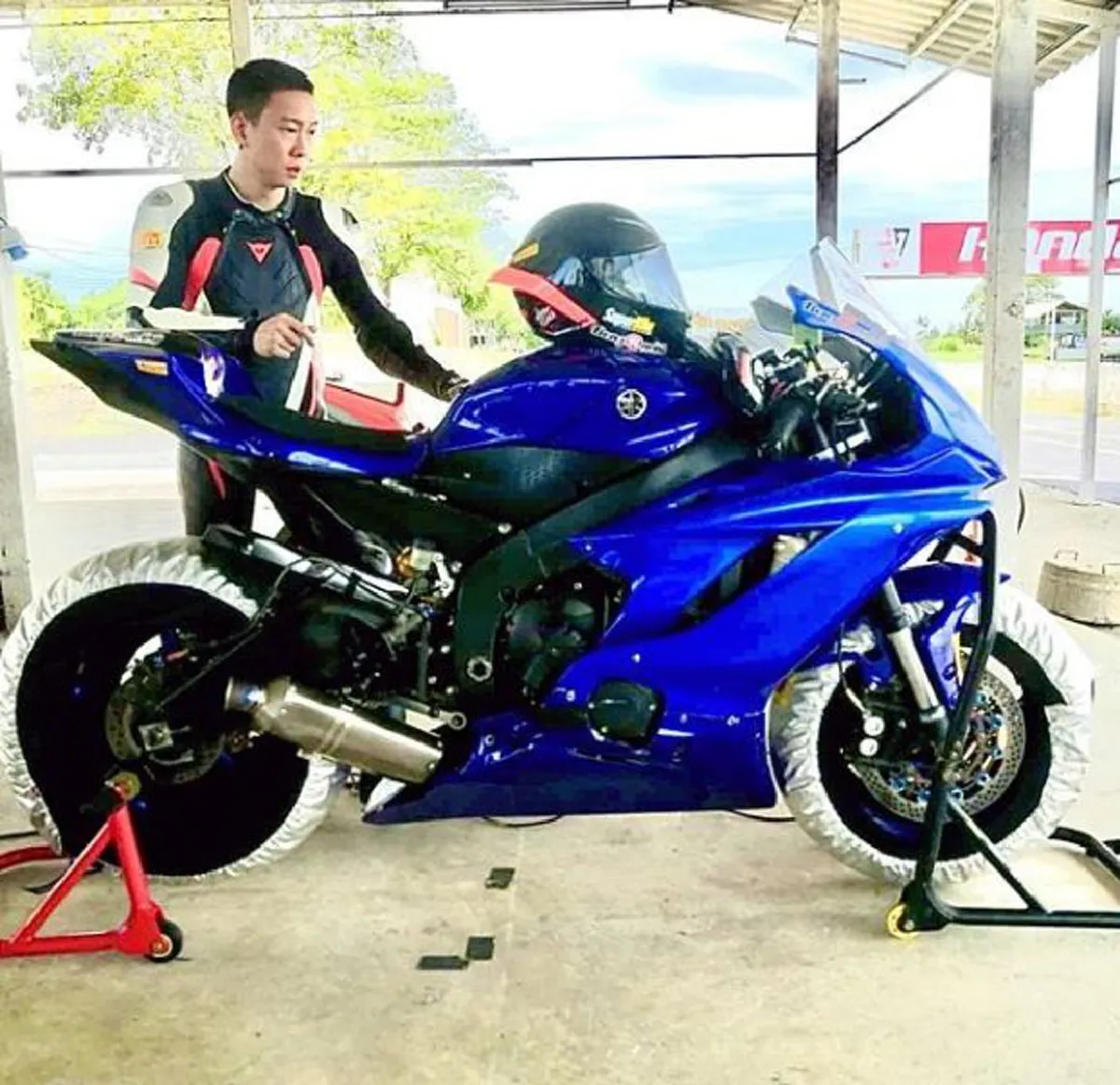 เบนซ์ เรซซิ่ง ไม่เข็ด โผล่ขอศาลปลดกำไลข้อเท้าEM เหตุแข่งรถไม่ถนัด หลังถูกจับ แว้นฝ่า พ.ร.ก.ฉุกเฉิน กลางดึก