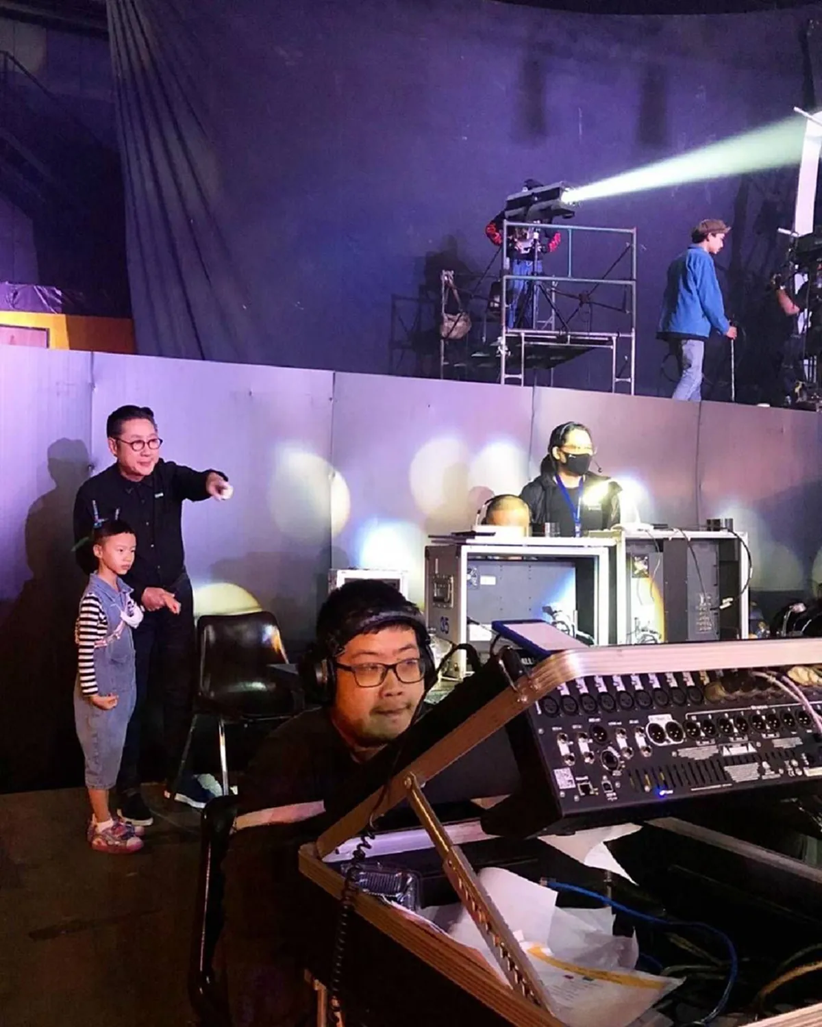 เสี่ยตา ปัญญา จูงมือ น้องน้ำอุ่น หลานรัก ชมอาณาจักรเวิร์คพอยท์