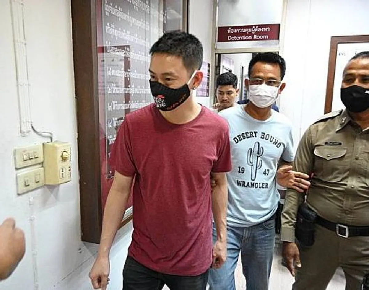 เบนซ์ เรซซิ่ง หน้าเสีย โดนตำรวจจับ หลังซิ่งรถ ฝ่าพ.ร.ก.ฉุกเฉิน ก่อนเจ้าตัวเพิ่งออกจากรพ.มาได้เพียงไม่กี่วัน