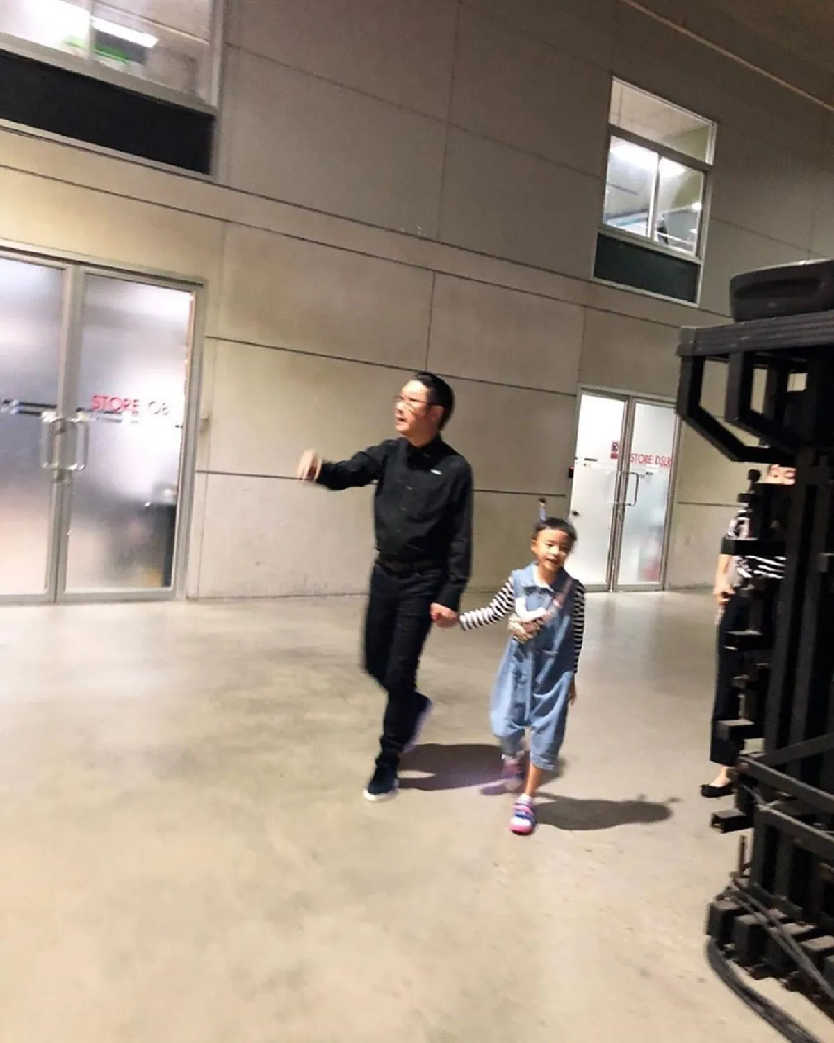 เสี่ยตา ปัญญา จูงมือ น้องน้ำอุ่น หลานรัก ชมอาณาจักรเวิร์คพอยท์