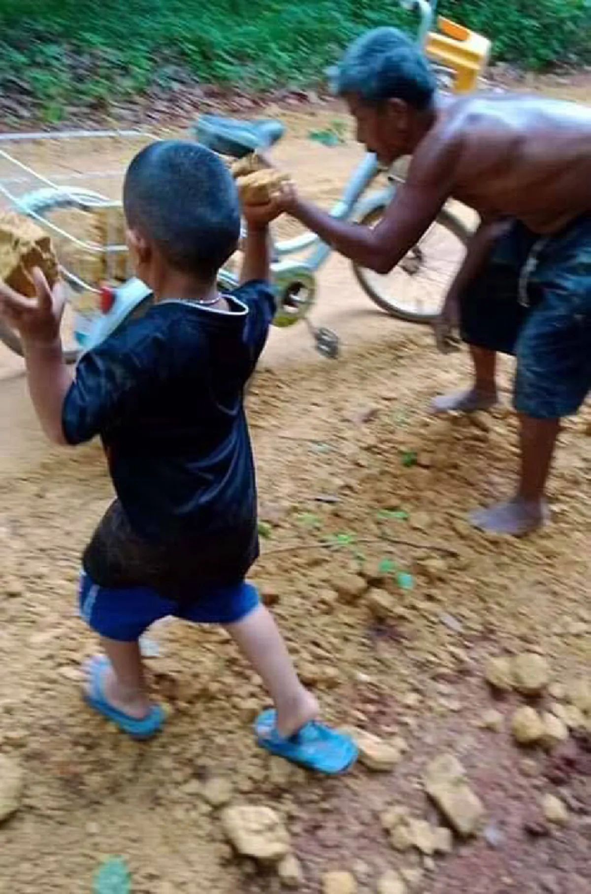 หนุ่มน้ำตาซึม เจอคุณตาพิการชาวสงขลาพาหลานน้อยขนเศษหิน เศษดินใส่ท้ายรถจักรยาน ตระเวนไปตามถนนช่วยกันทำภารกิจจิตอาสา