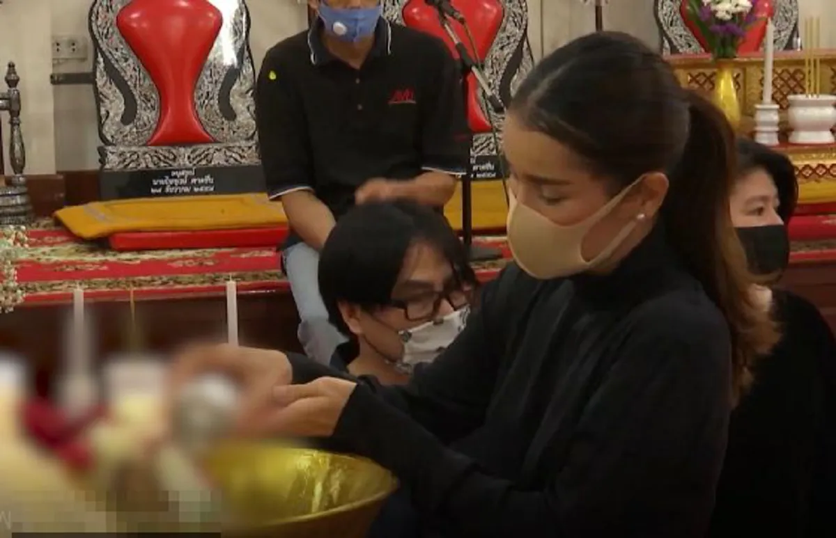 แอน ทองประสม ปล่อยโฮร่ำไห้แทบขาดใจ หลังสูญเสียพี่ชาย เติม ชนินทร กะทันหัน พร้อมเผยด้วยเสียงสั่นเครือขณะจับมือรดน้ำ
