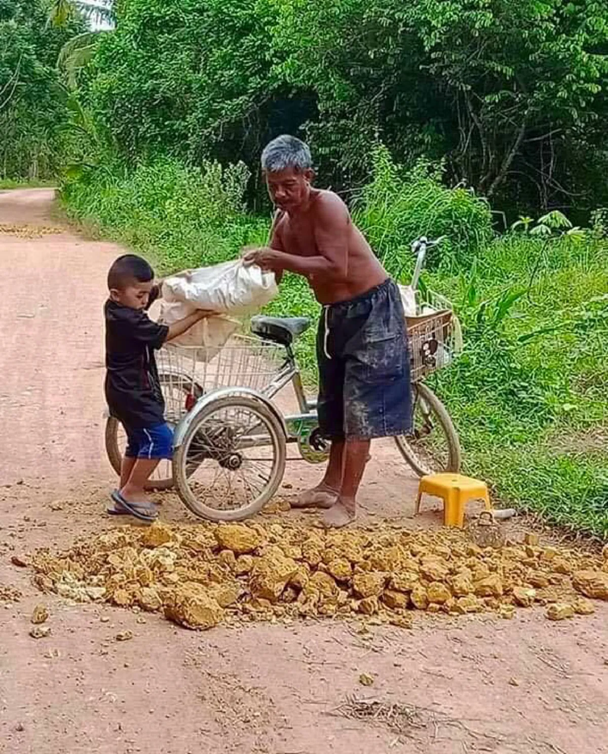 หนุ่มน้ำตาซึม เจอคุณตาพิการชาวสงขลาพาหลานน้อยขนเศษหิน เศษดินใส่ท้ายรถจักรยาน ตระเวนไปตามถนนช่วยกันทำภารกิจจิตอาสา