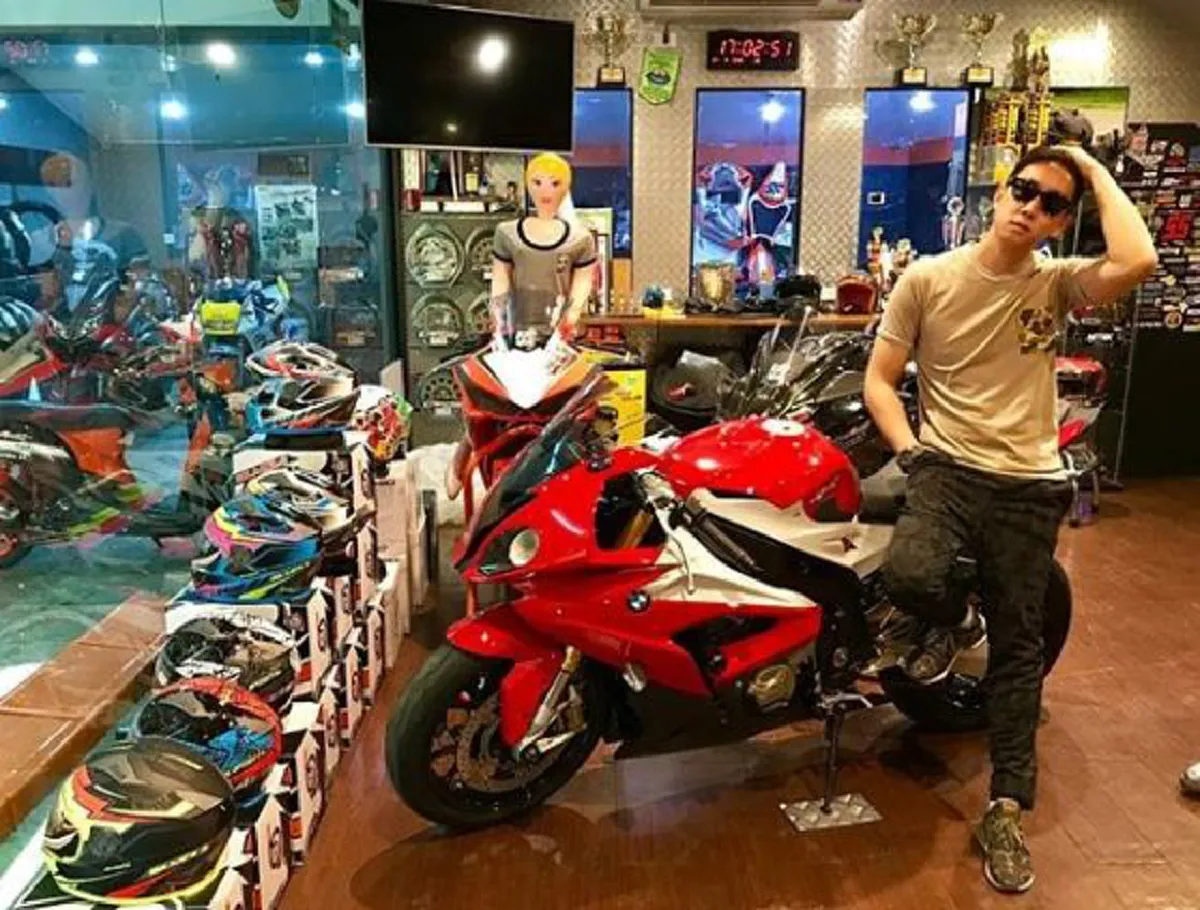 เบนซ์ เรซซิ่ง ไม่เข็ด โผล่ขอศาลปลดกำไลข้อเท้าEM เหตุแข่งรถไม่ถนัด หลังถูกจับ แว้นฝ่า พ.ร.ก.ฉุกเฉิน กลางดึก