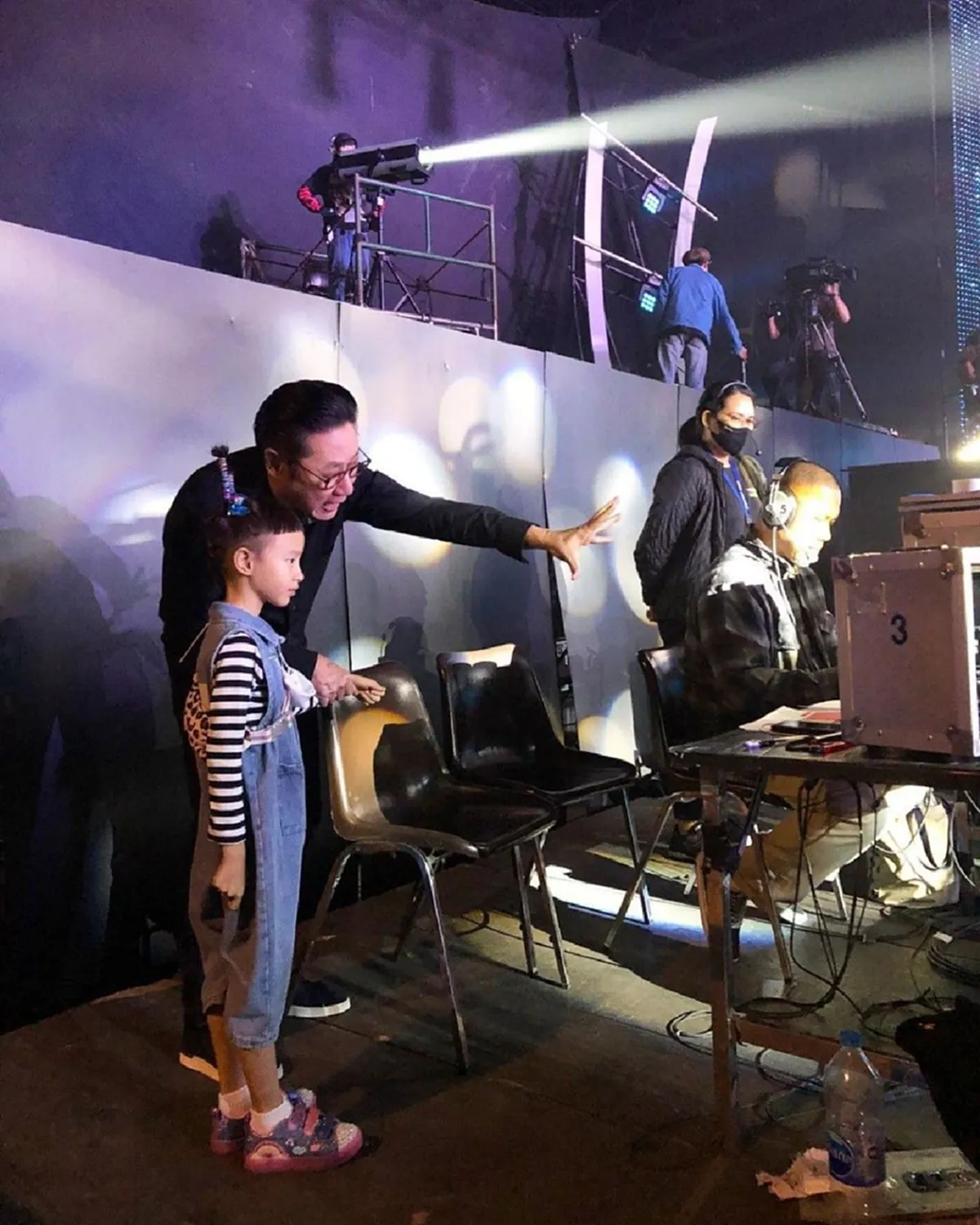 เสี่ยตา ปัญญา จูงมือ น้องน้ำอุ่น หลานรัก ชมอาณาจักรเวิร์คพอยท์