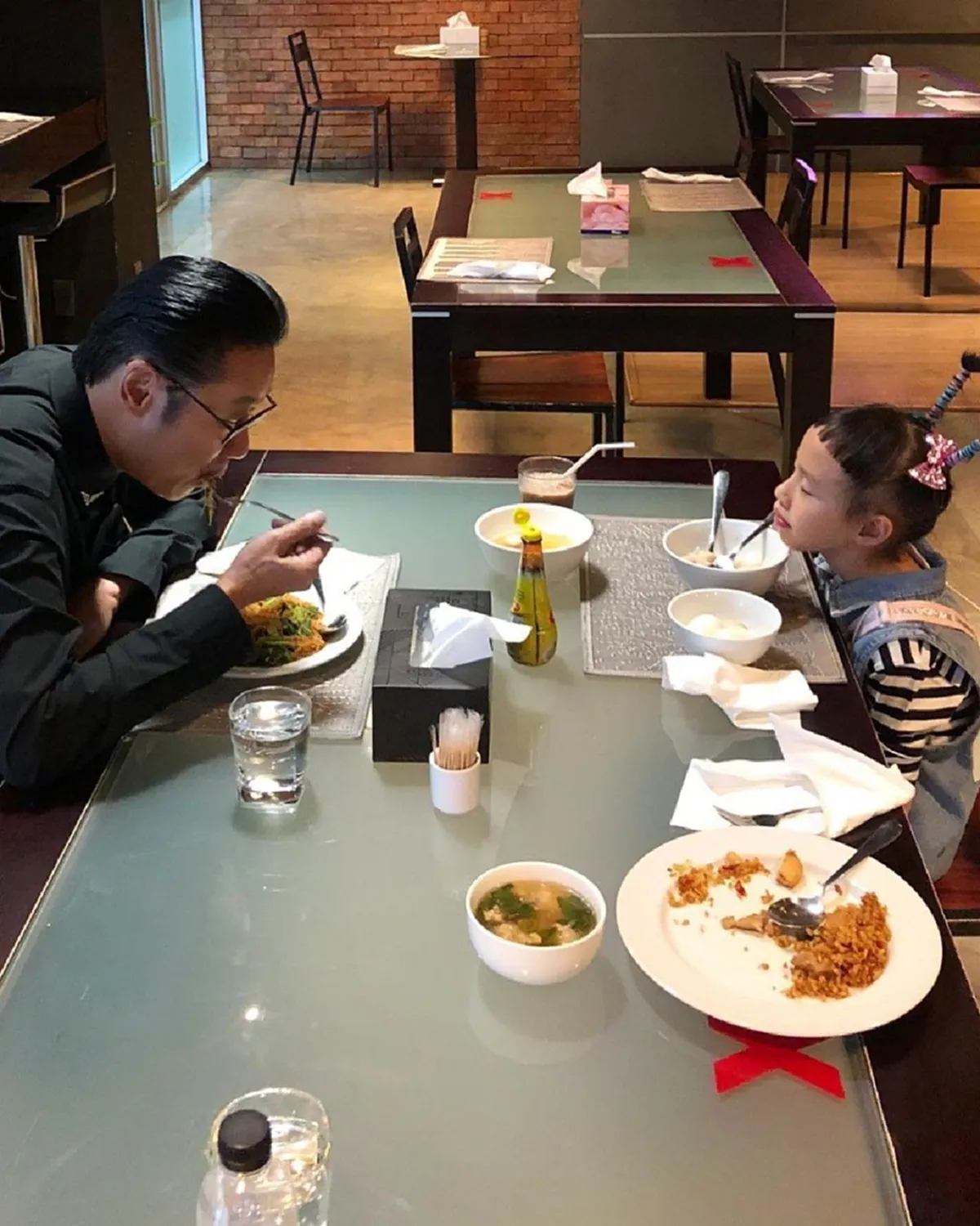 เสี่ยตา ปัญญา จูงมือ น้องน้ำอุ่น หลานรัก ชมอาณาจักรเวิร์คพอยท์