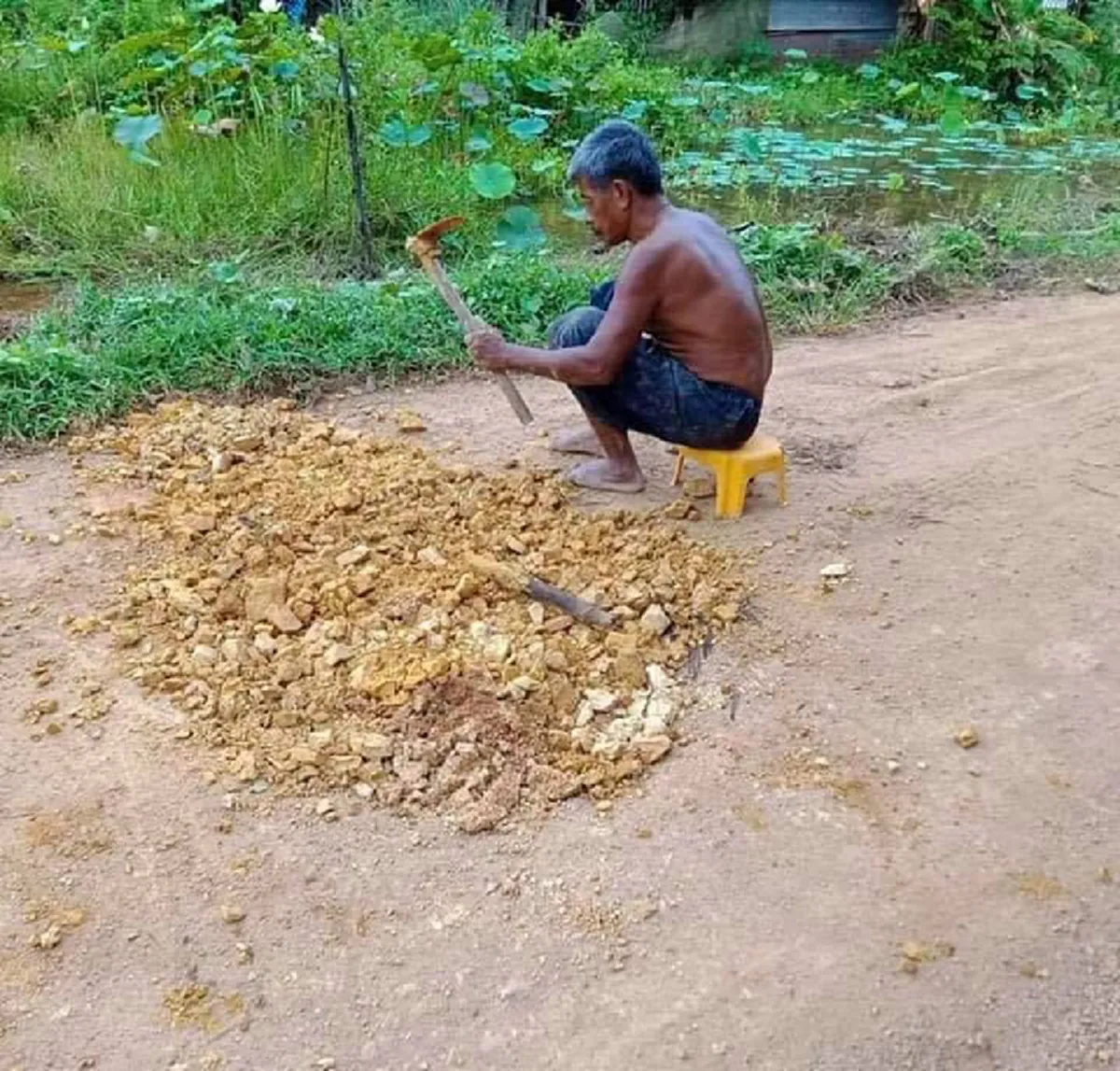 หนุ่มน้ำตาซึม เจอคุณตาพิการชาวสงขลาพาหลานน้อยขนเศษหิน เศษดินใส่ท้ายรถจักรยาน ตระเวนไปตามถนนช่วยกันทำภารกิจจิตอาสา