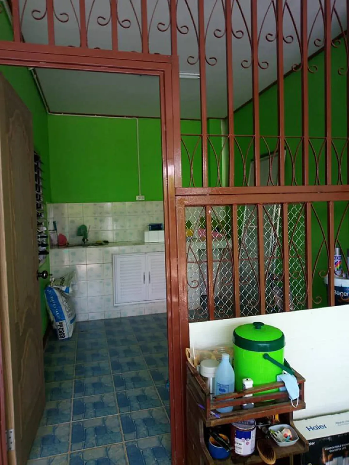 สาวสุดตกใจ สีบ้านหลังที่พ่อแม่เนรมิตให้ ตามใจทุกอย่าง