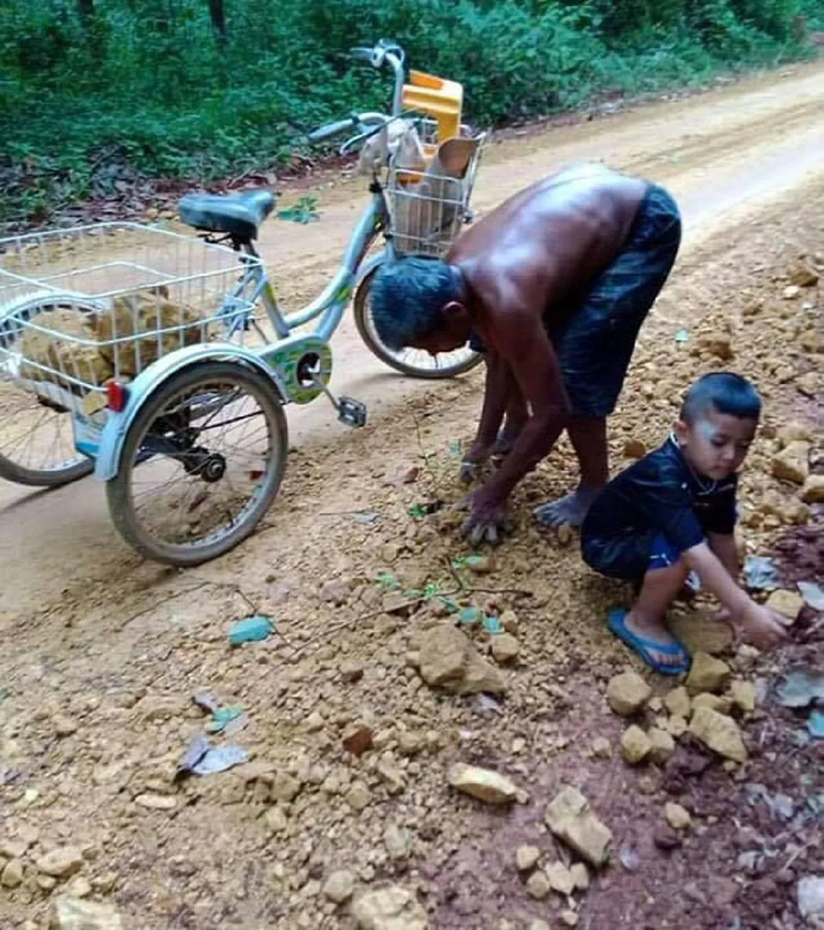 หนุ่มน้ำตาซึม เจอคุณตาพิการชาวสงขลาพาหลานน้อยขนเศษหิน เศษดินใส่ท้ายรถจักรยาน ตระเวนไปตามถนนช่วยกันทำภารกิจจิตอาสา