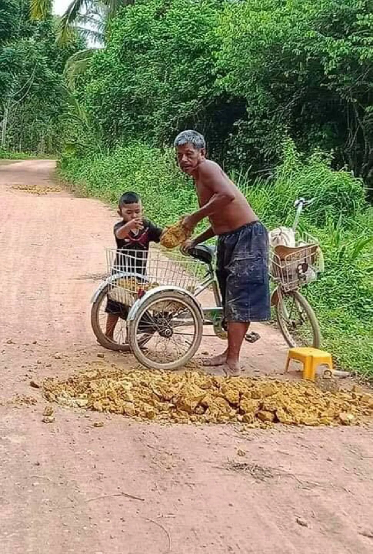 หนุ่มน้ำตาซึม เจอคุณตาพิการชาวสงขลาพาหลานน้อยขนเศษหิน เศษดินใส่ท้ายรถจักรยาน ตระเวนไปตามถนนช่วยกันทำภารกิจจิตอาสา