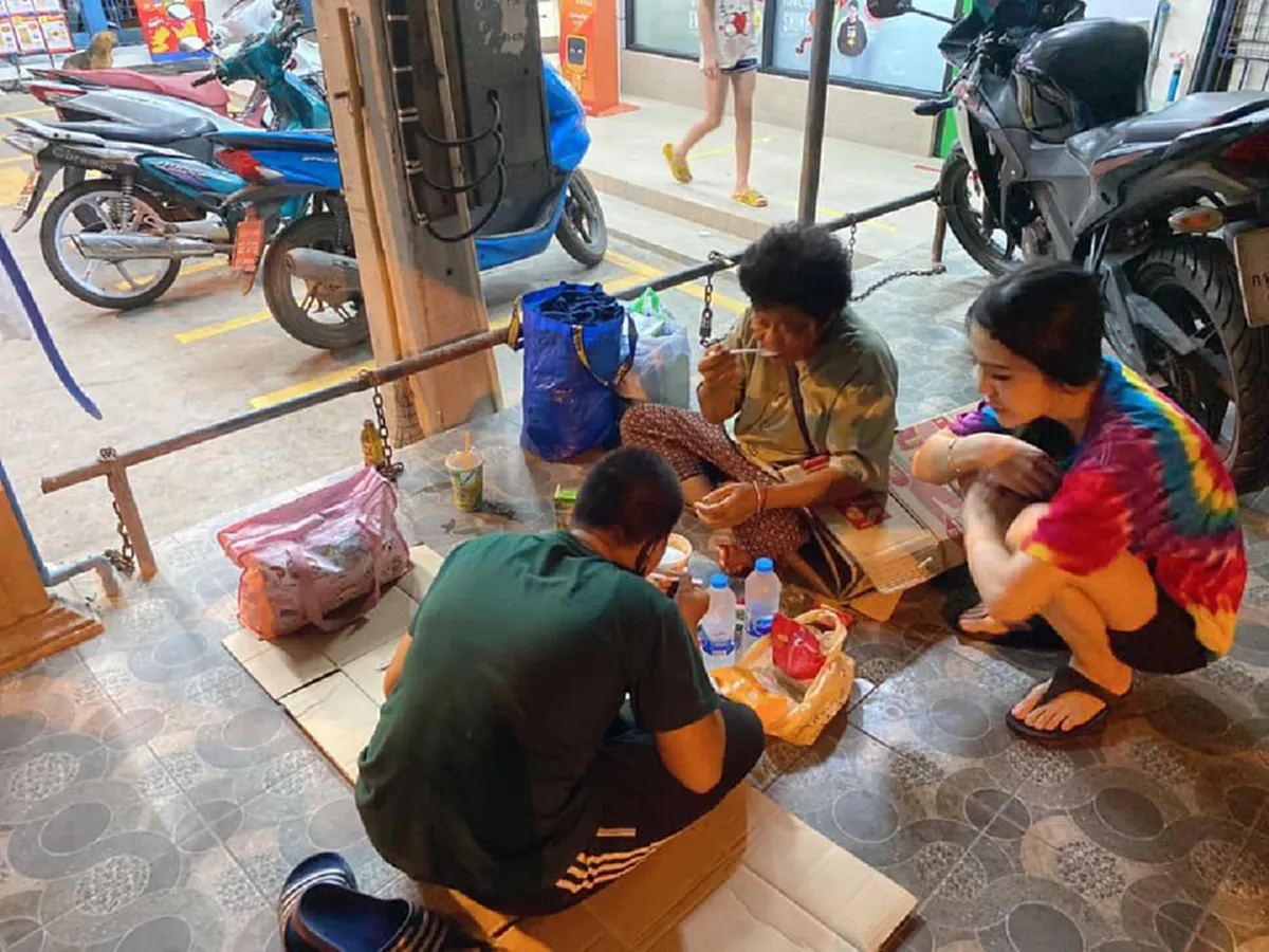 สาวทนดูไม่ไหว เจอยายมากับหลานสาว ตามหาลูกที่เป็นแม่เด็ก ก่อนได้ฟังข่าวสะเทือนใจ คืนนี้ขอนอนข้างร้านสะดวกซื้อ