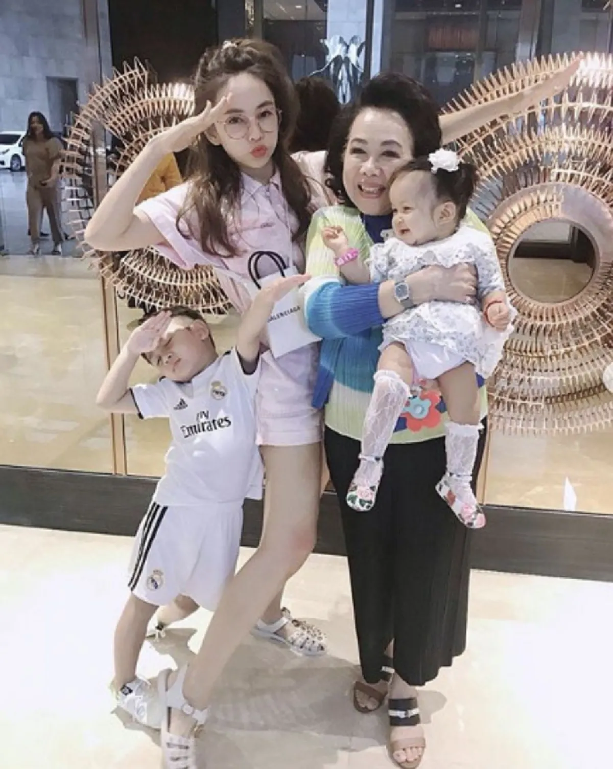 แม่ป๊อป นิธิ ทนไม่ไหว ออกโรงป้องลูกสะใภ้ เป้ย ปานวาด หลังเห็นสภาพล่าสุด ซูบผอมจนน่าตกใจ