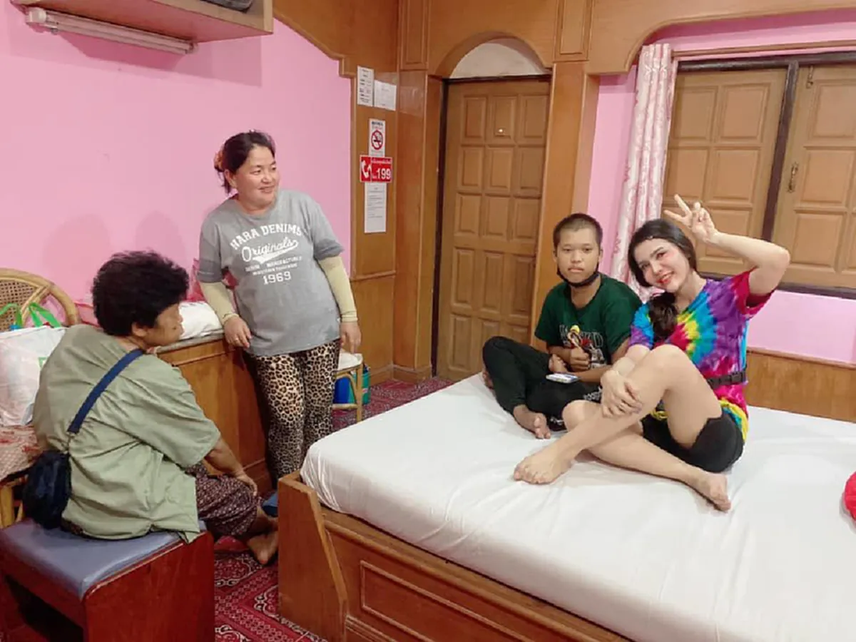 สาวทนดูไม่ไหว เจอยายมากับหลานสาว ตามหาลูกที่เป็นแม่เด็ก ก่อนได้ฟังข่าวสะเทือนใจ คืนนี้ขอนอนข้างร้านสะดวกซื้อ