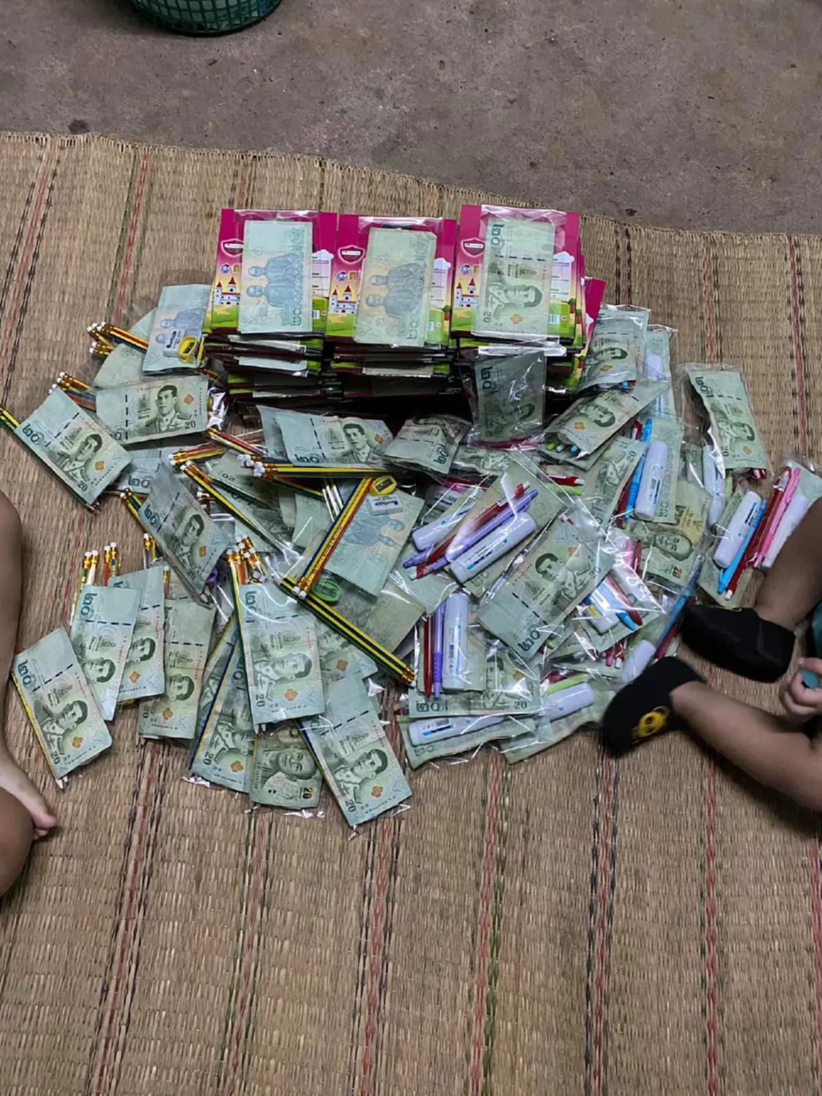 หนุ่มๆใจงาม ช่วยกันแพ็คอุปกรณ์เครื่องเขียนพร้อมเงิน เตรียมนำไปแจกน้องๆเด็กนักเรียน