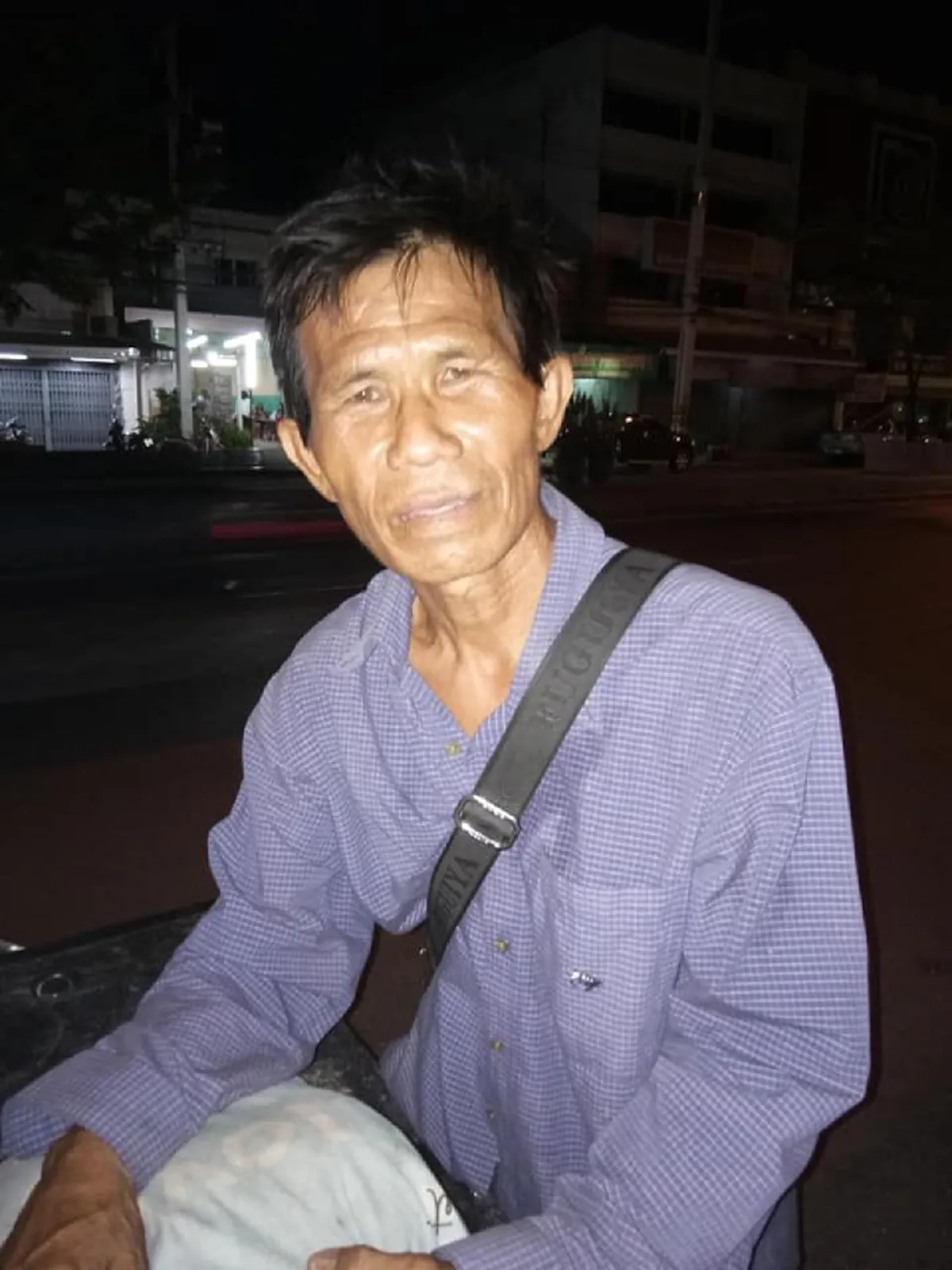 ลุงเล่าทั้งน้ำตาอุส่าห์ดีใจได้งานเลี้ยงวัว ก่อนถูกเลิกจ้าง แถมโดนยึดบัตรปชชไม่คืน ตัดใจจ้างวินมาส่งด้วยเงินก้อนสุดท้ายรอความหวังอยู่ บขส.