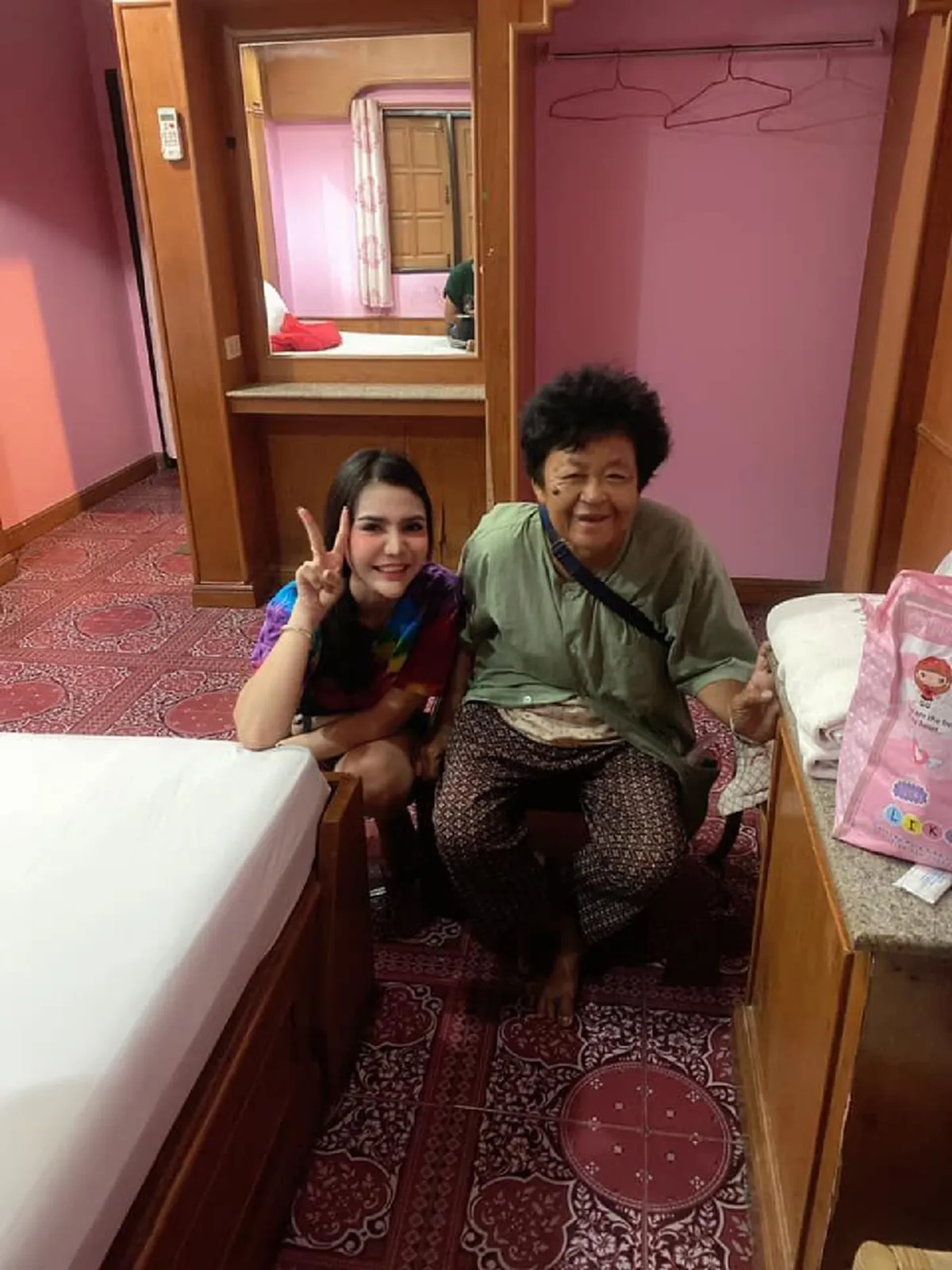 สาวทนดูไม่ไหว เจอยายมากับหลานสาว ตามหาลูกที่เป็นแม่เด็ก ก่อนได้ฟังข่าวสะเทือนใจ คืนนี้ขอนอนข้างร้านสะดวกซื้อ