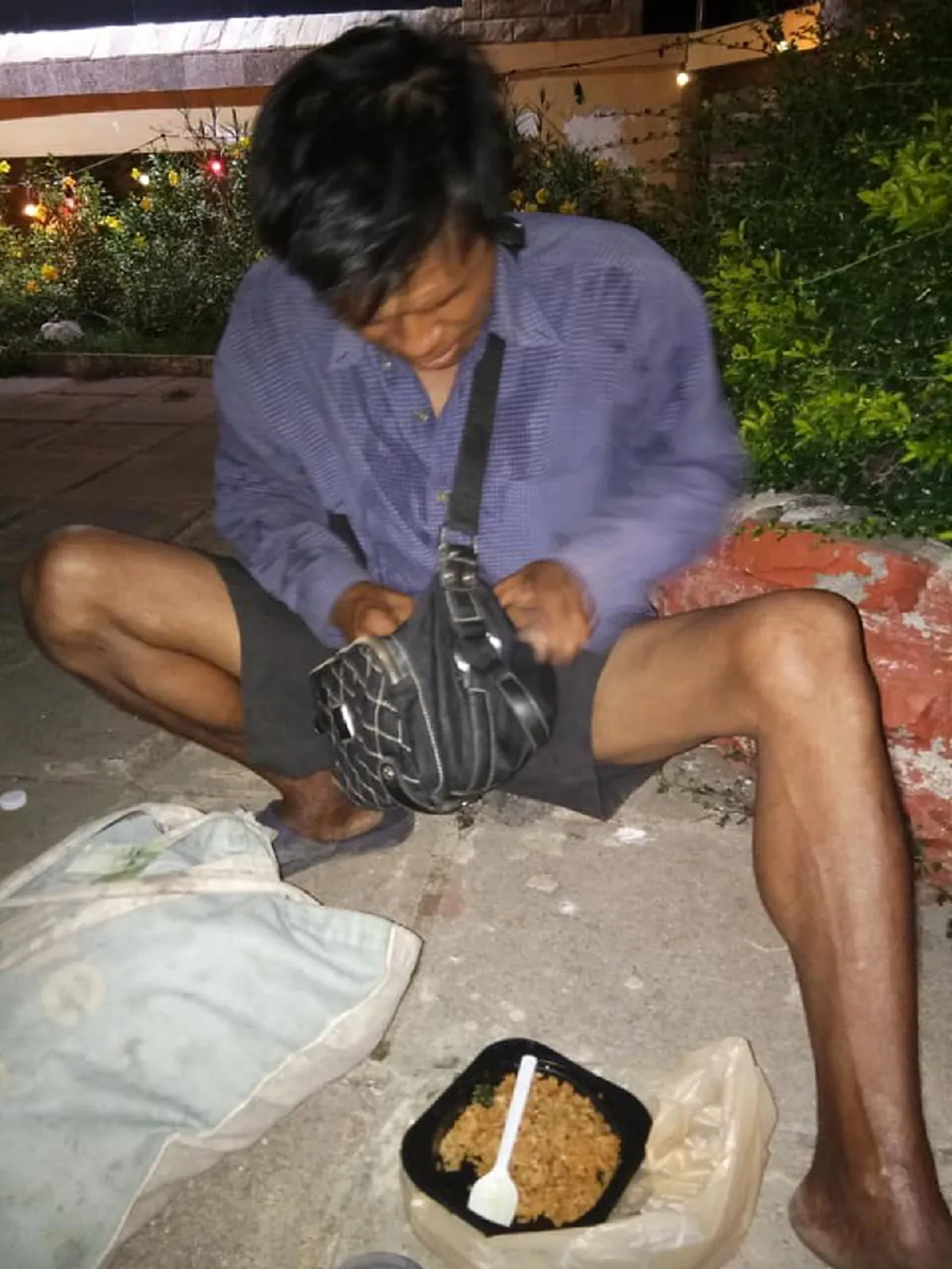 ลุงเล่าทั้งน้ำตาอุส่าห์ดีใจได้งานเลี้ยงวัว ก่อนถูกเลิกจ้าง แถมโดนยึดบัตรปชชไม่คืน ตัดใจจ้างวินมาส่งด้วยเงินก้อนสุดท้ายรอความหวังอยู่ บขส.