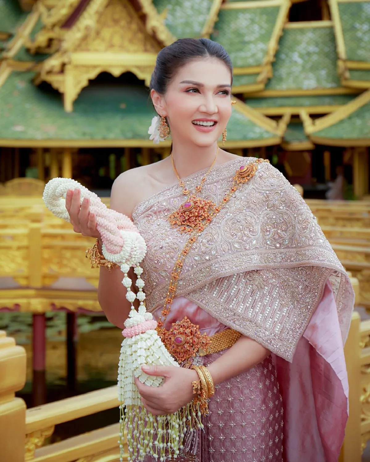 เปิดลุค แอน สิเรียมในชุดไทยสุดสง่างาม ทวงบัลลังก์นางเอกดังแห่งยุค