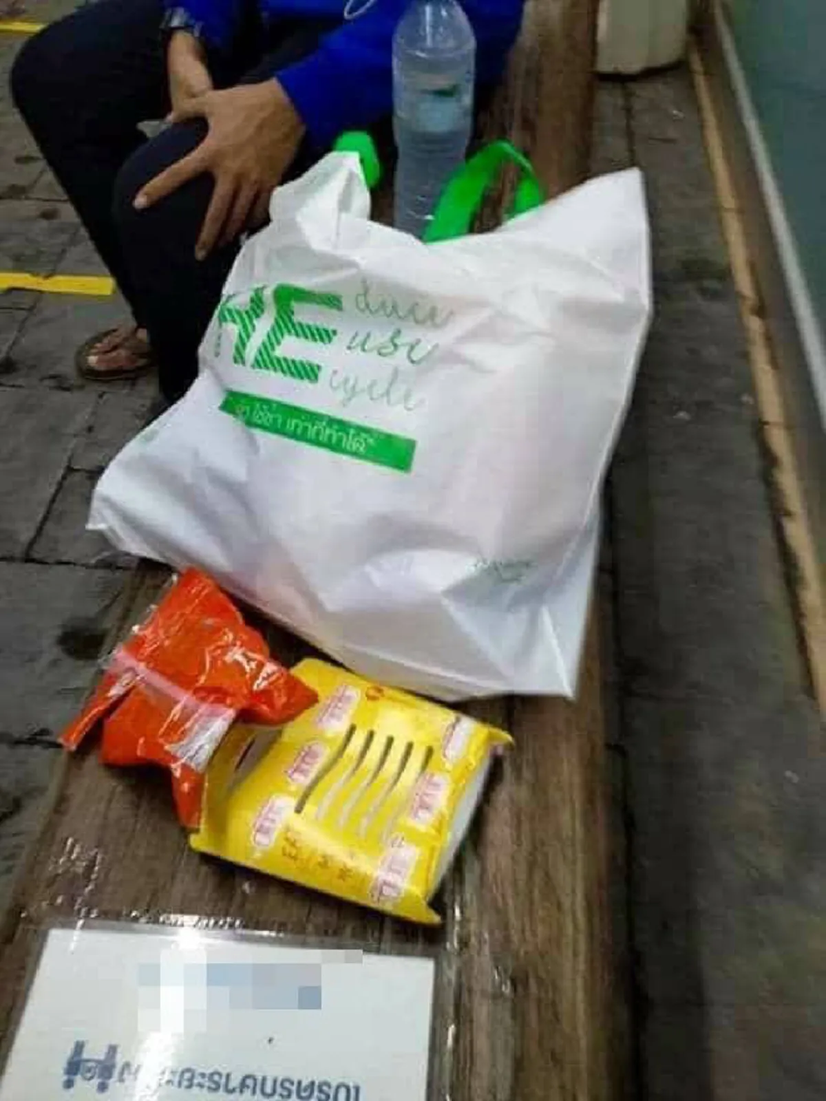 วัยรุ่นอายุ 16 ปี นั่งคอตกหน้าร้านสะดวกซื้อ หนุ่มบังเอิญผ่านไปเห็น ได้ยินเสียงเอ่ยถาม สถานีรถไฟไปทางไหน