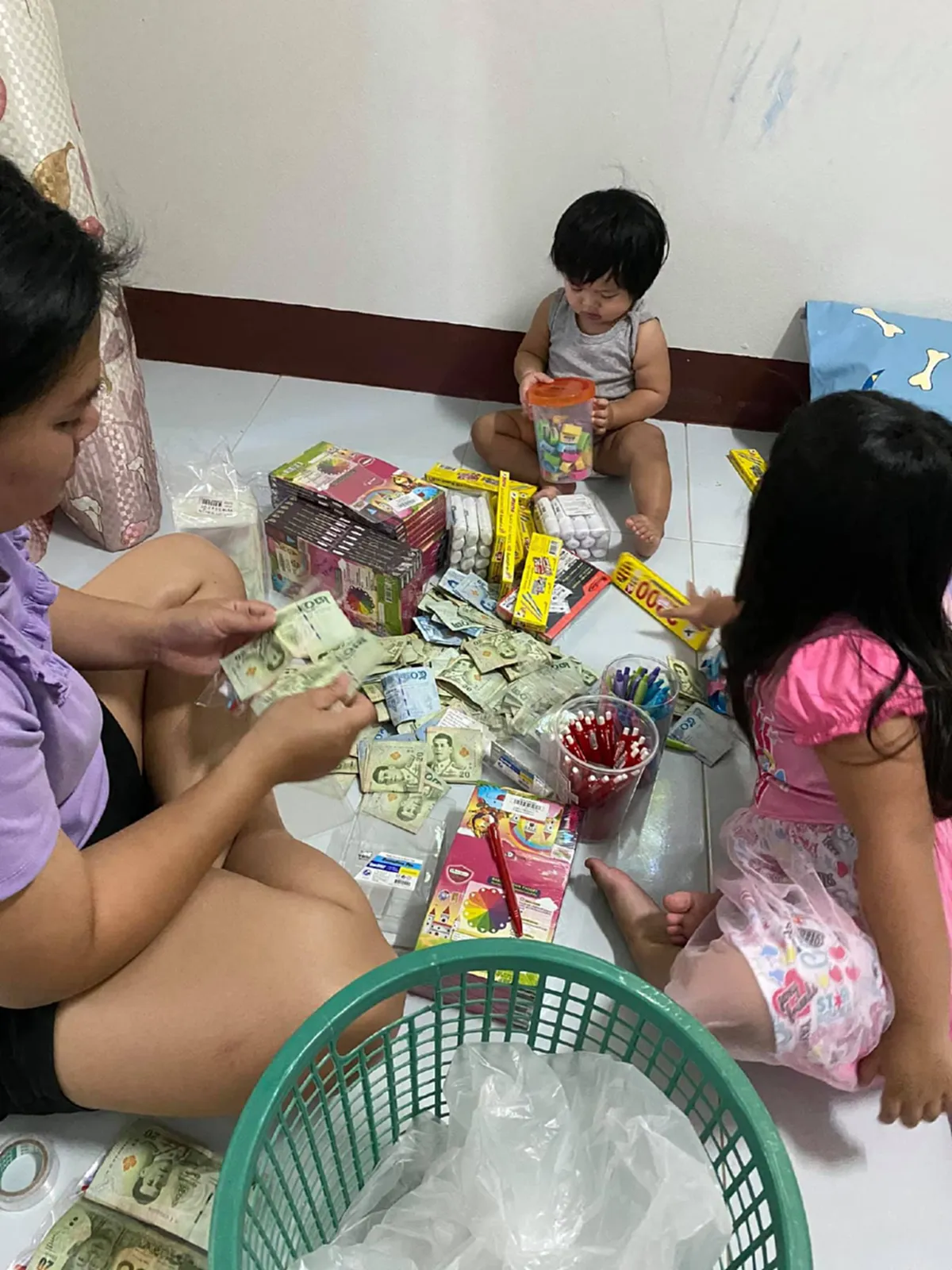 หนุ่มๆใจงาม ช่วยกันแพ็คอุปกรณ์เครื่องเขียนพร้อมเงิน เตรียมนำไปแจกน้องๆเด็กนักเรียน