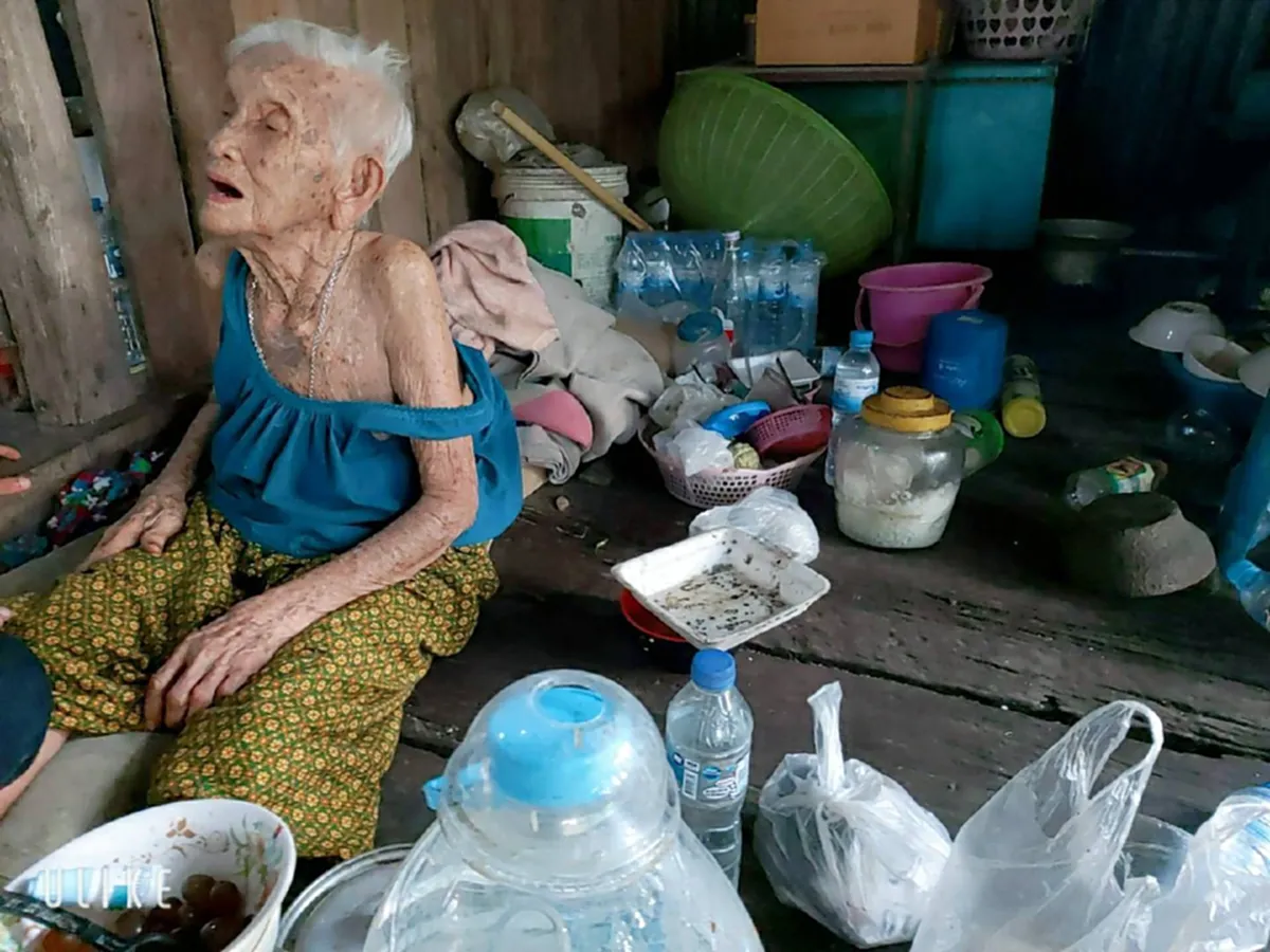 หญิงชราวัย 100 ปี ต้องดำเนินชีวิตเพียงตัวคนเดียว ในบ้านไม้เก่าๆ ทำหนุ่มเศร้าใจกับคำพูดเพียงไม่กี่ประโยค