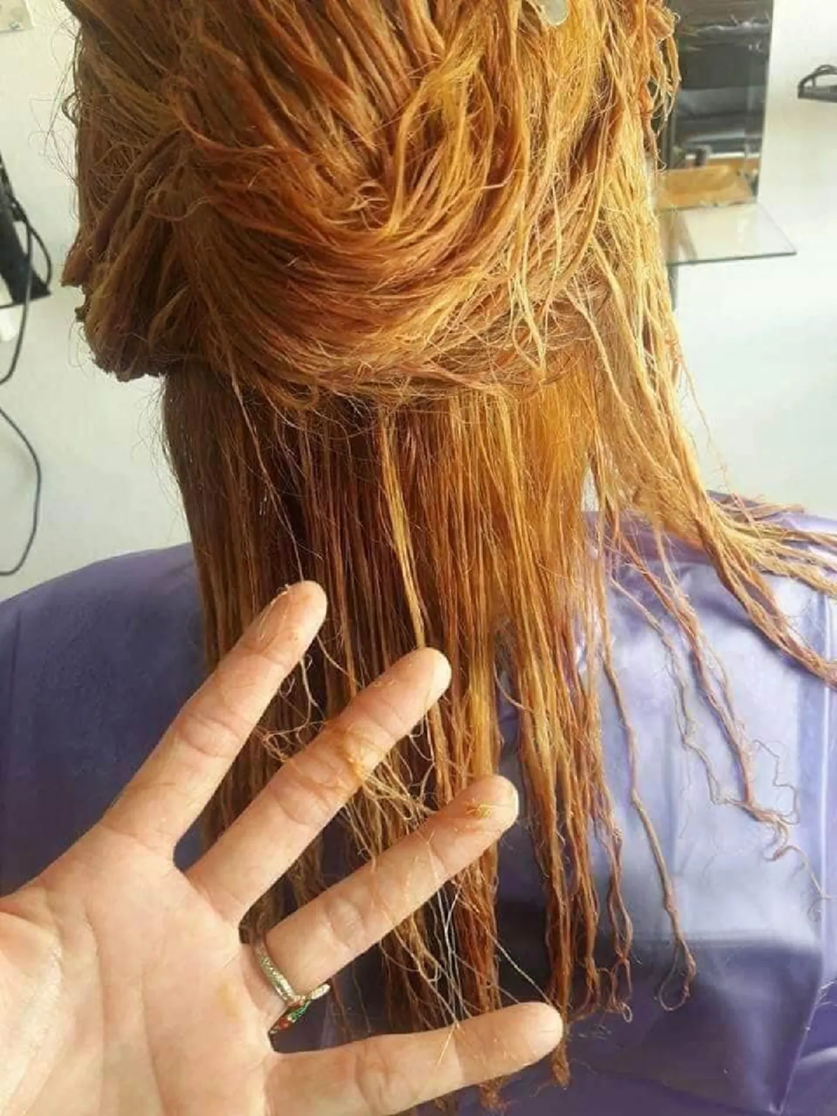 เจ้าของร้านเสริมสวยมือไม้สั่น ลูกค้าสาวเข้ามาขอแก้ผม เจอสภาพแทบอยากจะไล่ไปโกนหัวทิ้ง