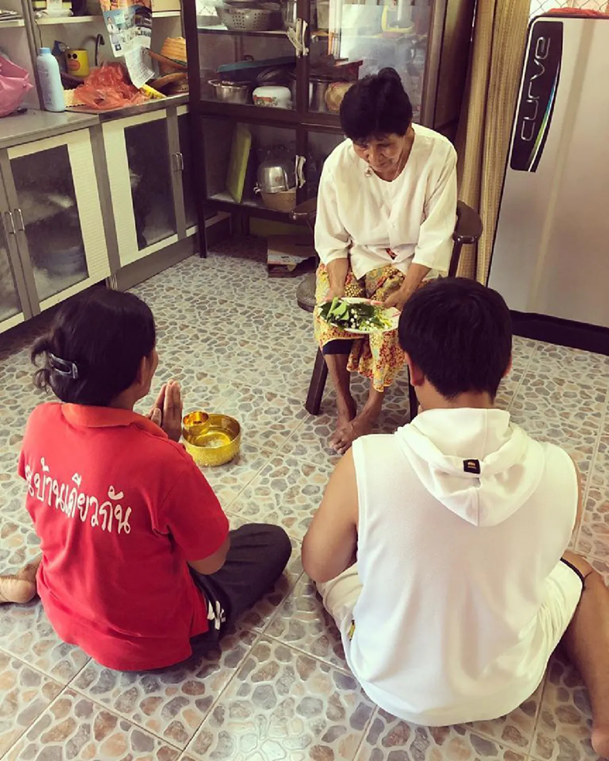 ไผ่ พงศธร กลับบ้านเกิดถามหากำลังใจ ขอขมาตัดกรรมกับเเม่ ล้างเท้าเเม่