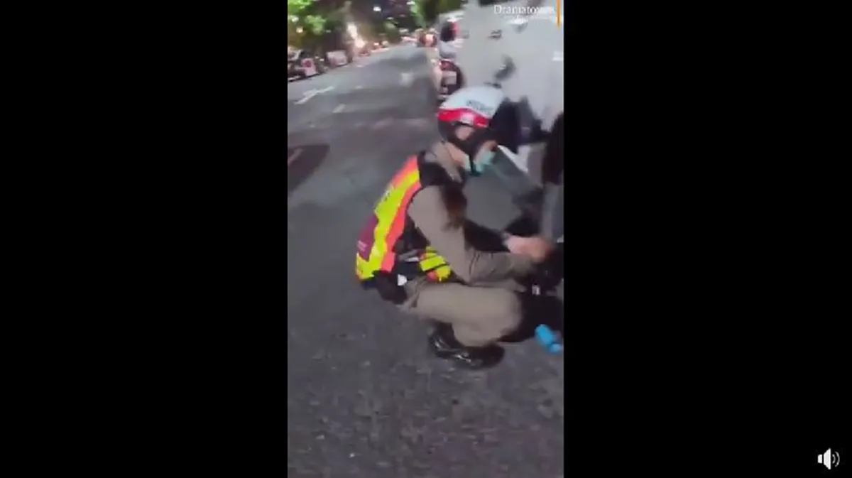 ลีน่า จัง ด่าเสียงดังใส่ ตร.จราจร ล็อคล้อต้องเสียค่าปรับ ชาวเน็ตแห่สงสารจนท.