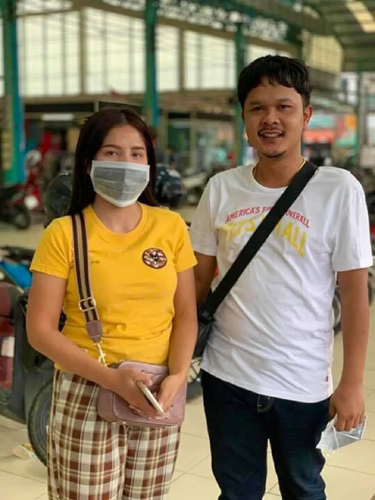 หนุ่มสาวใจบุญ เก็บถุงเงินคนทำหล่นตลาดจตุจักร ส่งคืนเจ้าของ เล่าซึ้งสำคัญชีวิตมาก