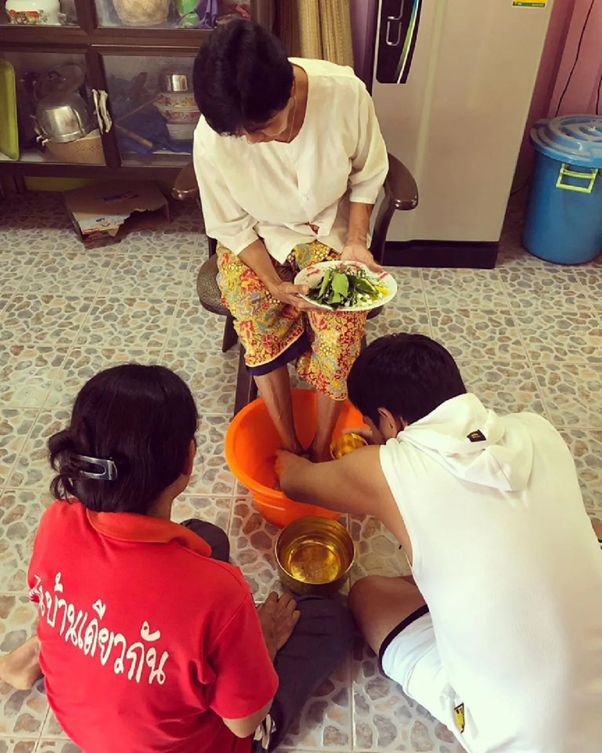 ไผ่ พงศธร กลับบ้านเกิดถามหากำลังใจ ขอขมาตัดกรรมกับเเม่ ล้างเท้าเเม่