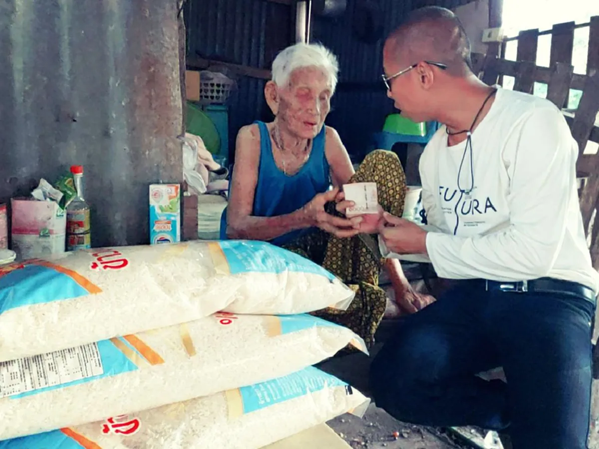 หญิงชราวัย 100 ปี ต้องดำเนินชีวิตเพียงตัวคนเดียว ในบ้านไม้เก่าๆ ทำหนุ่มเศร้าใจกับคำพูดเพียงไม่กี่ประโยค